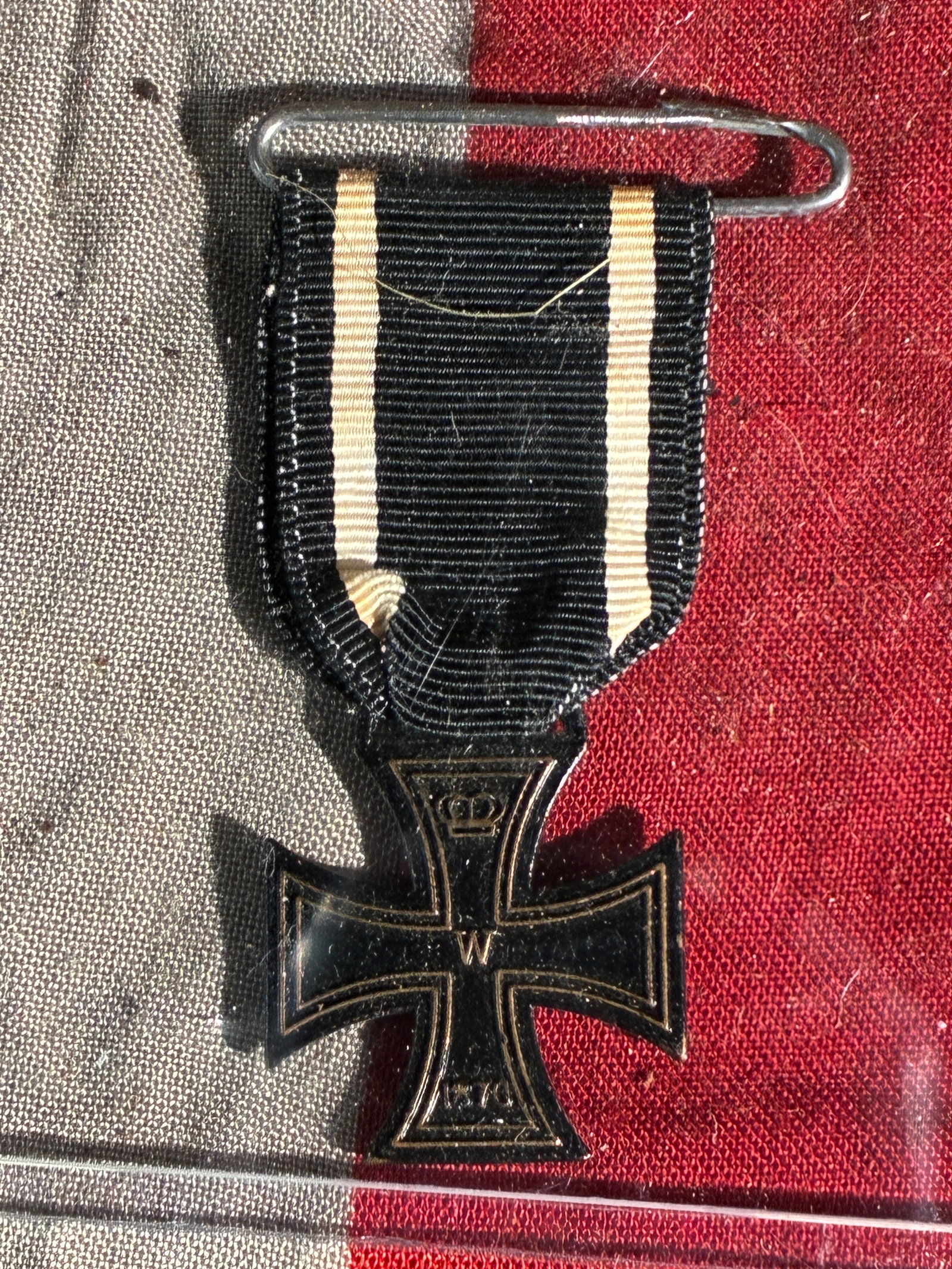 WW1 German Prussian Iron Cross 2nd Class (1870 Design) – Later Wearer’s Ribbon Mount: This small Iron Cross medal features the 1870 design first instituted by the Kingdom of Prussia during the Franco-Prussian War. The obverse displays the characteristic black-enamel cross with silvered