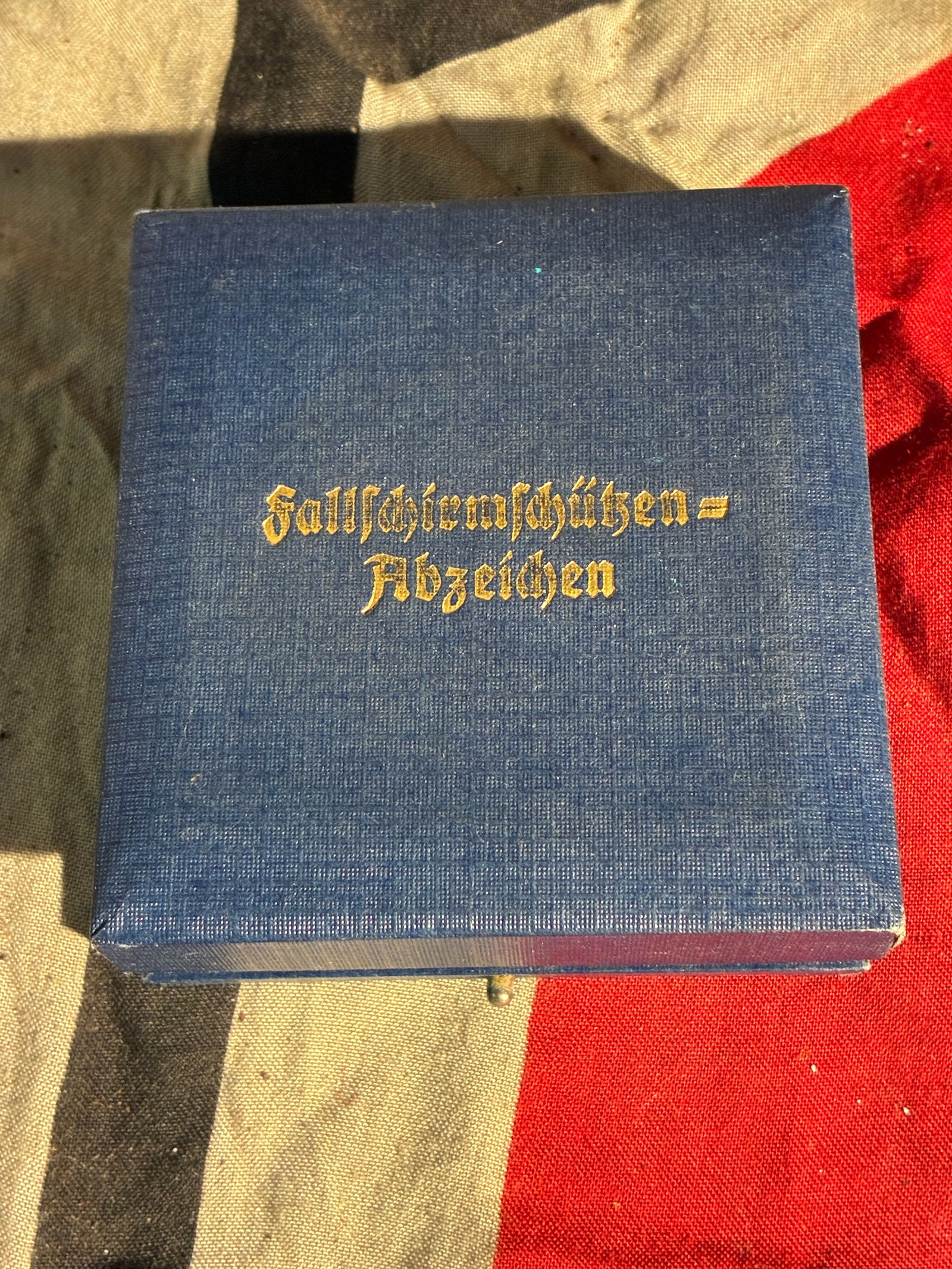 WW2 German Fallschirmschützenabzeichen (Paratrooper Badge), Luftwaffe — Original Presentation in: This artifact is an original Fallschirmschützenabzeichen, the qualification badge awarded to German Luftwaffe paratroopers during the period of the Third Reich. Instituted in 1936, the badge was pres
