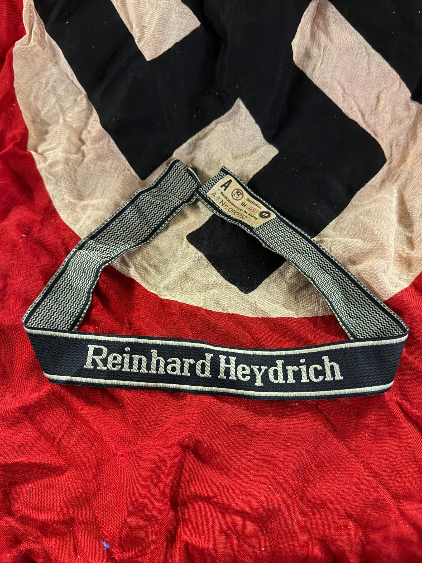 WW2 German SS Cuff Title “Reinhard Heydrich?? (Ärmelstreifen), Third Reich Germany: This woven cuff title bears the inscription “Reinhard Heydrich”, commemorating SS-Obergruppenführer Reinhard Heydrich, a senior figure within the SS and one of the principal architects of the