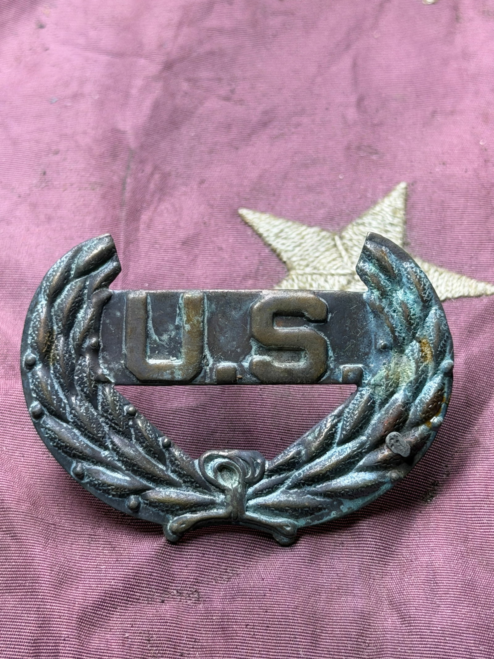 Civil War United States Infantry Hat Insignia (Wreath with “U.S.??): This brass hat insignia features a laurel wreath surmounted by the letters “U.S.”, a design widely associated with United States Army infantry uniforms during the mid-19th century, including t