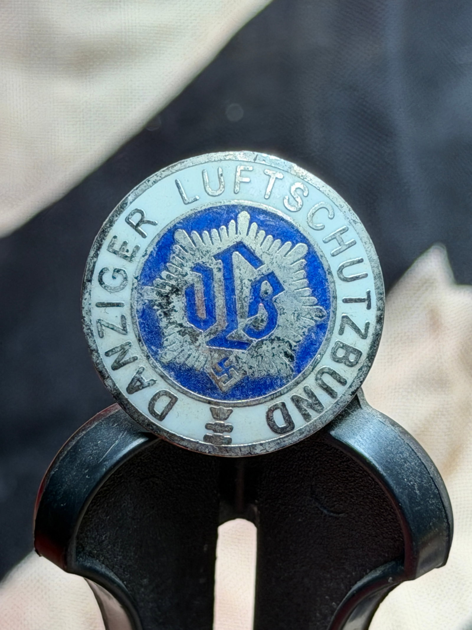 WW2 German Danziger Luftschutzbund lapel Enameled Membership Badge By RZM M1/129: WW2 German Danziger Luftschutzbund lapel Enameled Membership Badge By RZM M1/129. This circular enamel badge was issued by the Danziger Luftschutzbund (DLB), the Danzig Air Protection League, a civil 