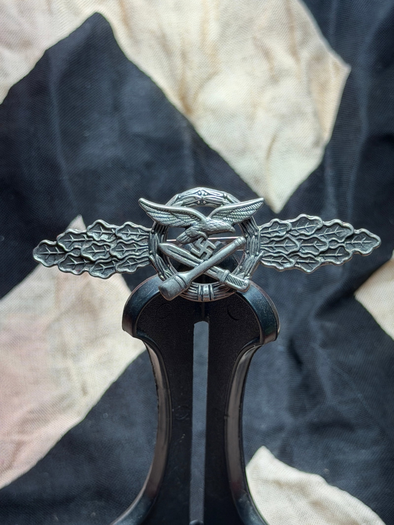 WW2 German Luftwaffe Ground Combat Clasp (Nahkampfspange für die Luftwaffe): This metal badge is identified as a German Luftwaffe Ground Combat Clasp, awarded during the Second World War to air force personnel who engaged in sustained close combat on the ground. Featuring the 