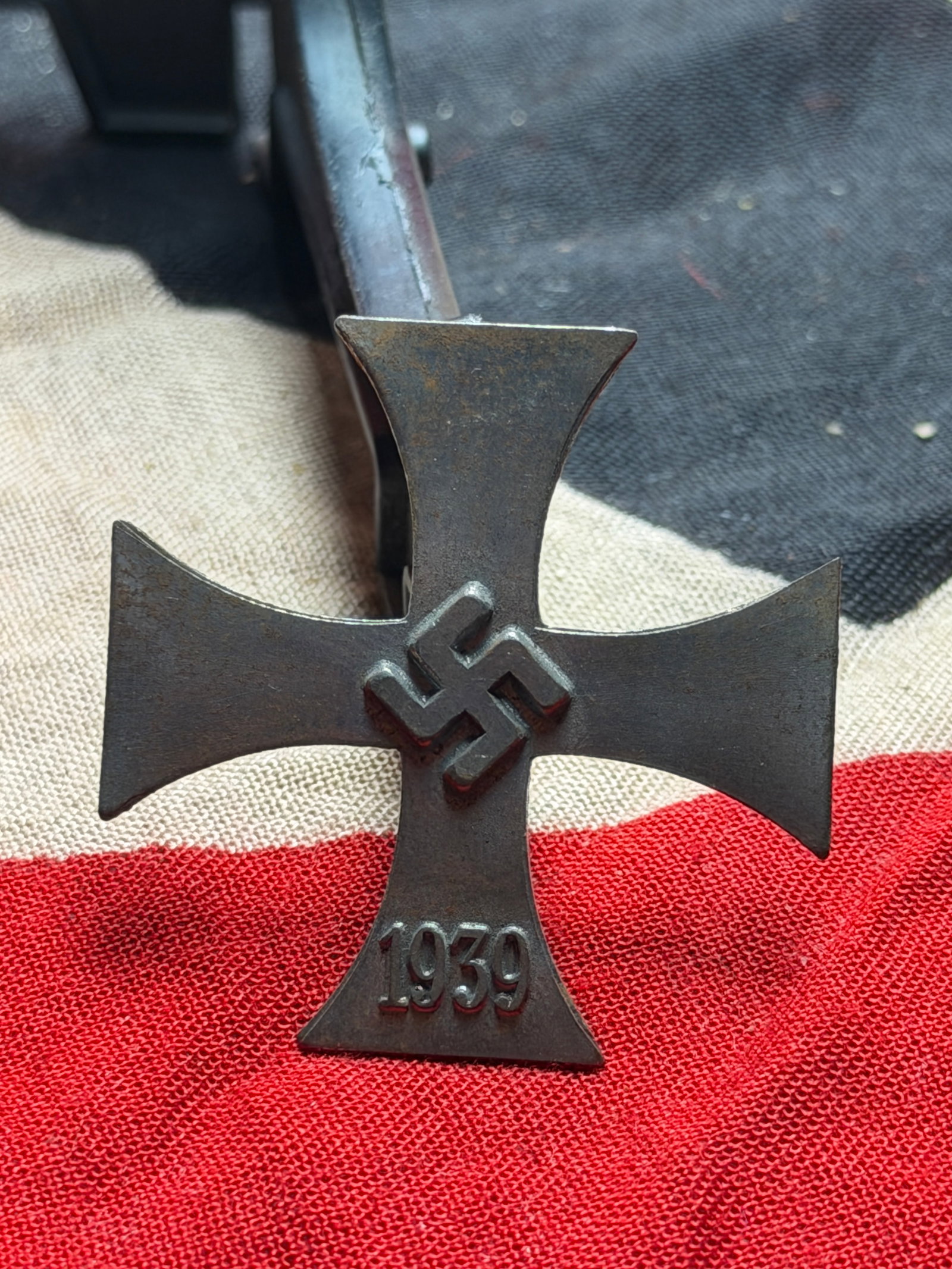 WW2 German Iron Cross, First Class (Eisernes Kreuz I. Klasse): This decoration is the German Iron Cross, First Class (1939), a high-level military award instituted by Adolf Hitler on 1 September 1939 at the outset of the Second World War. While retaining the trad
