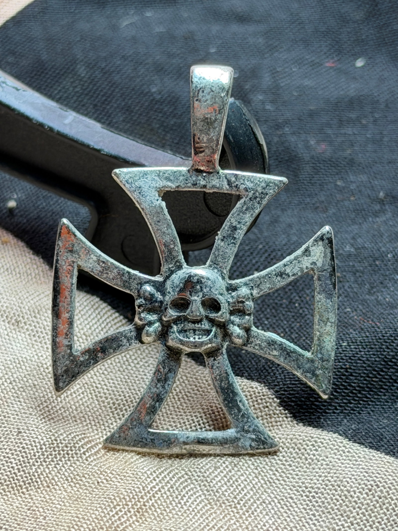 WW2 German Iron Cross with Totenkopf Motif 925: his metal pendant takes the form of the German Iron Cross, a military decoration first instituted in Prussia in 1813 and later revived during the First and Second World Wars. At the center is a Totenk