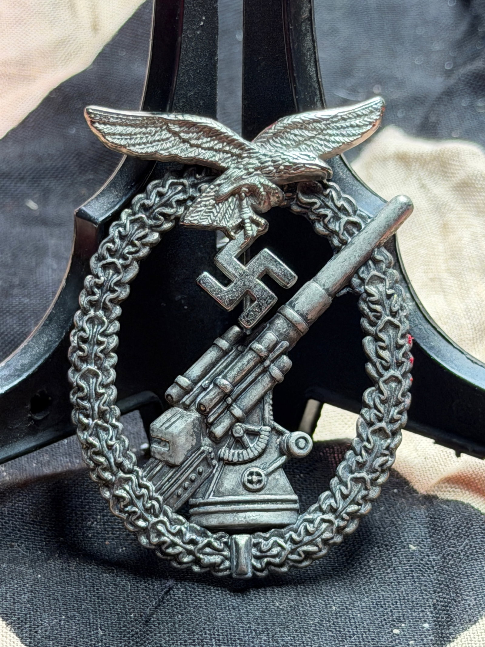 WW2 German Luftwaffe Anti-Aircraft (Flak) War Badge: This badge is identified as the German Luftwaffe Anti-Aircraft War Badge (Flak-Kampfabzeichen), instituted in 1941 to recognize personnel serving in Luftwaffe anti-aircraft (Flak) units. It was awarde