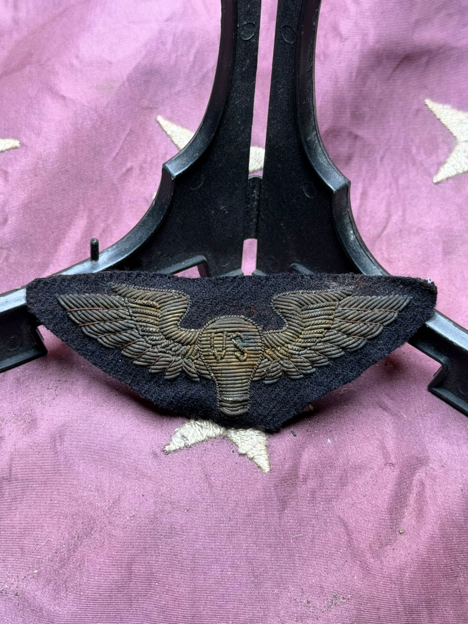 Rare WW2 U.S. Army Air Forces Service Dress Wing Insignia: This embroidered wing insignia was worn on the service dress uniform of a member of the United States Army Air Forces (USAAF) during World War II. Constructed of bullion embroidery on a dark wool back