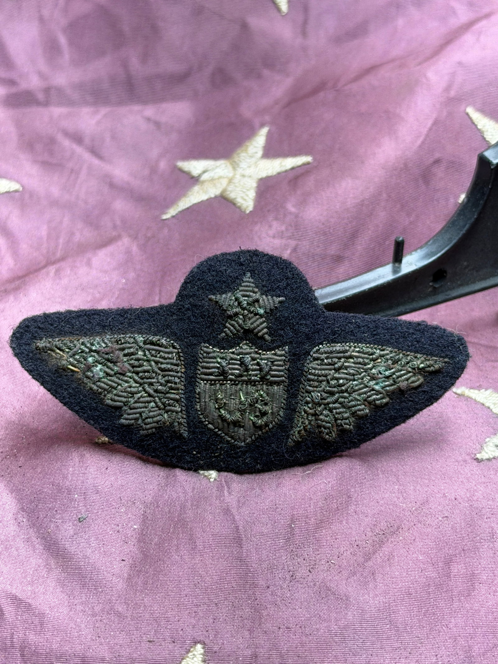 WW1 U.S. Army Air Service Senior Pilot Wings (Cloth Insignia): This embroidered cloth insignia represents U.S. Army Air Service Senior Pilot wings, awarded during the final phase of World War I and the immediate postwar period. The design consists of outstretched