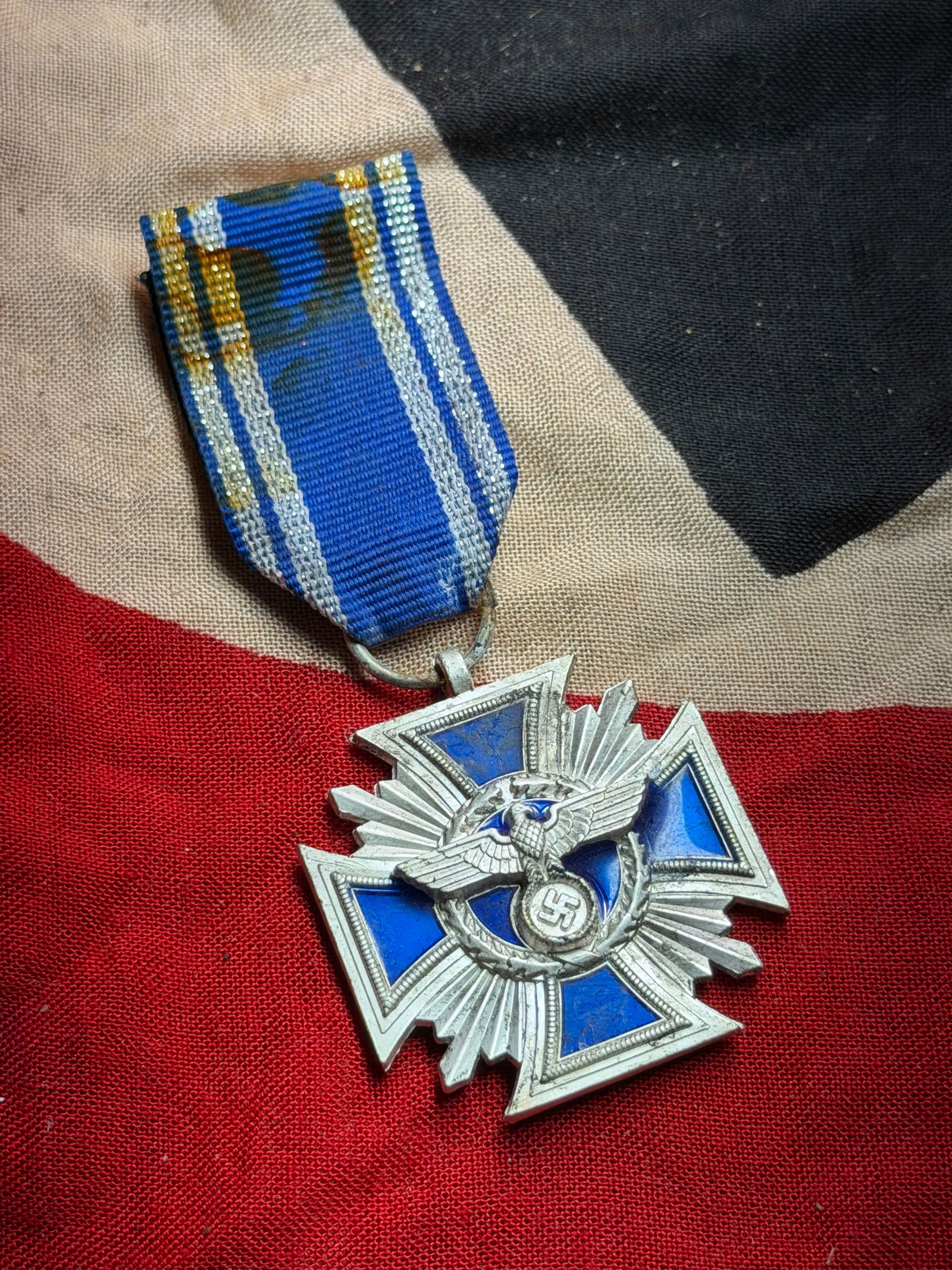 WW2 German NSDAP 15 YEAR LONG SERVICE AWARD (DIENSTAUSZEICHNUNGEN DER NSDAP): This medal is identified as the NSDAP 15-Year Long Service Award (Dienstauszeichnung der Nationalsozialistischen Deutschen Arbeiterpartei), instituted to recognize long-term loyalty and service to the