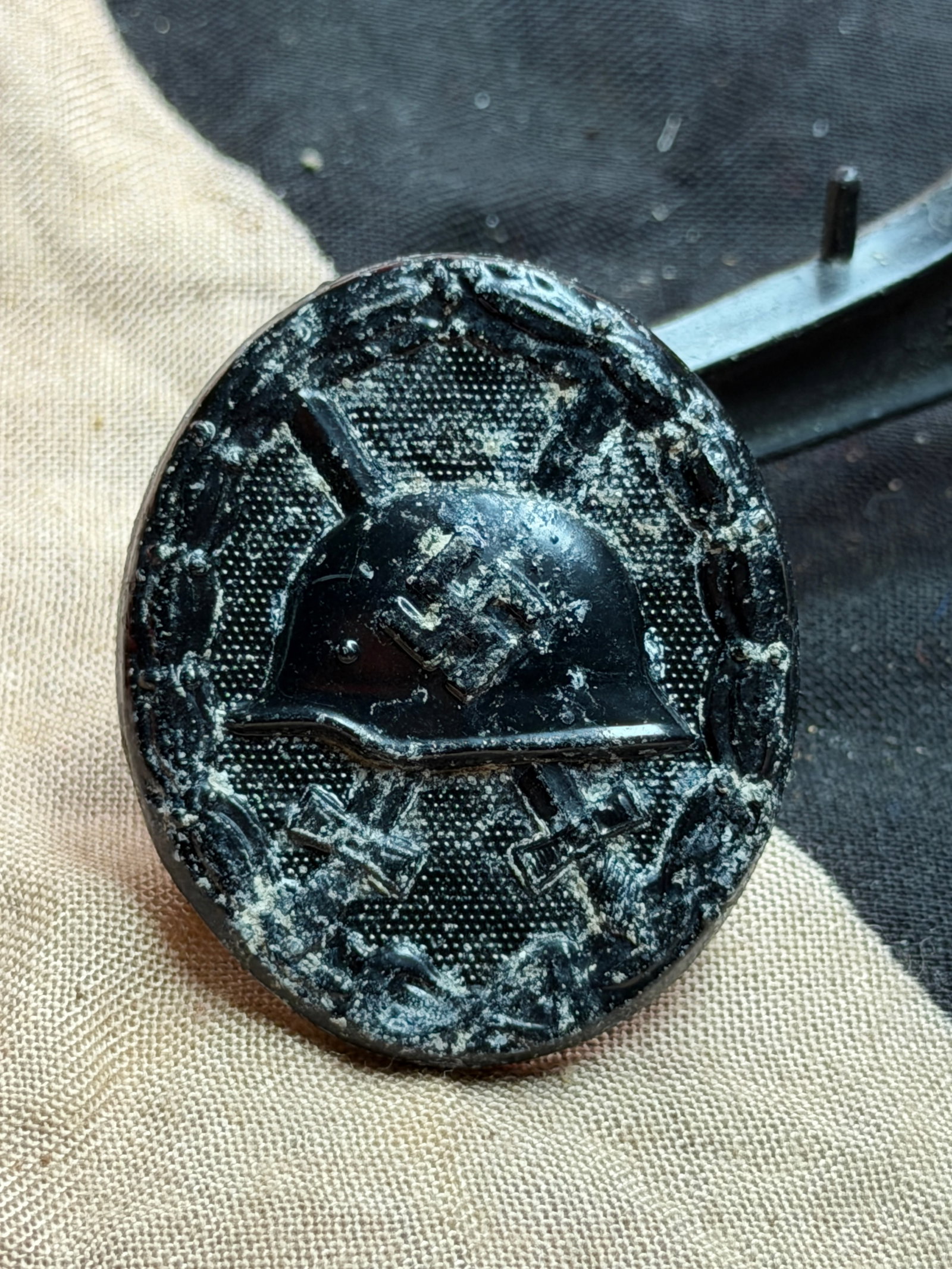 WW2 German Wound Badge (Verwundetenabzeichen), Black Grade: This badge is identified as a German Wound Badge (Verwundetenabzeichen) in the black grade, awarded to members of the German armed forces who were wounded once or twice in combat, or injured by enemy 