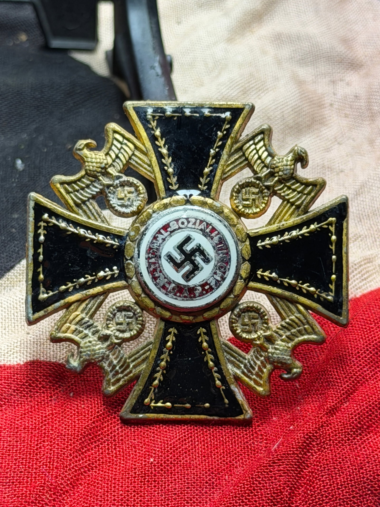 WW2 Order of the German Eagle, Third Class (Verdienstorden vom Deutschen Adler): This decoration is a Third Reich Order of the German Eagle, Third Class, a diplomatic and merit order instituted by Adolf Hitler in 1937. The order was primarily awarded to foreign diplomats, governme