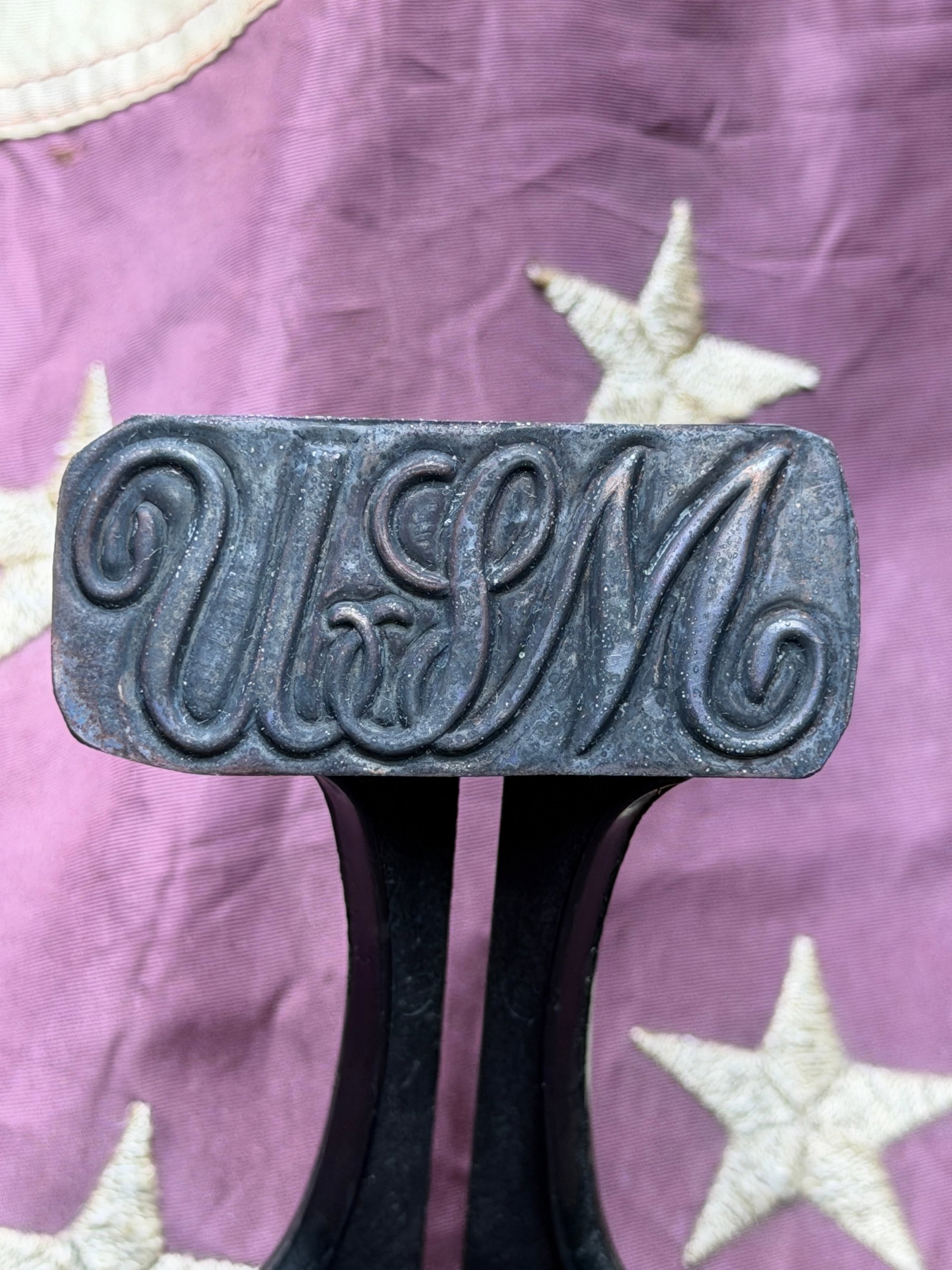 USN Insignia Badge from the American Civil War Era: This rectangular badge bearing the intertwined initials “USN” is associated with the United States Navy during the American Civil War, a period when naval forces played a decisive role in bloc