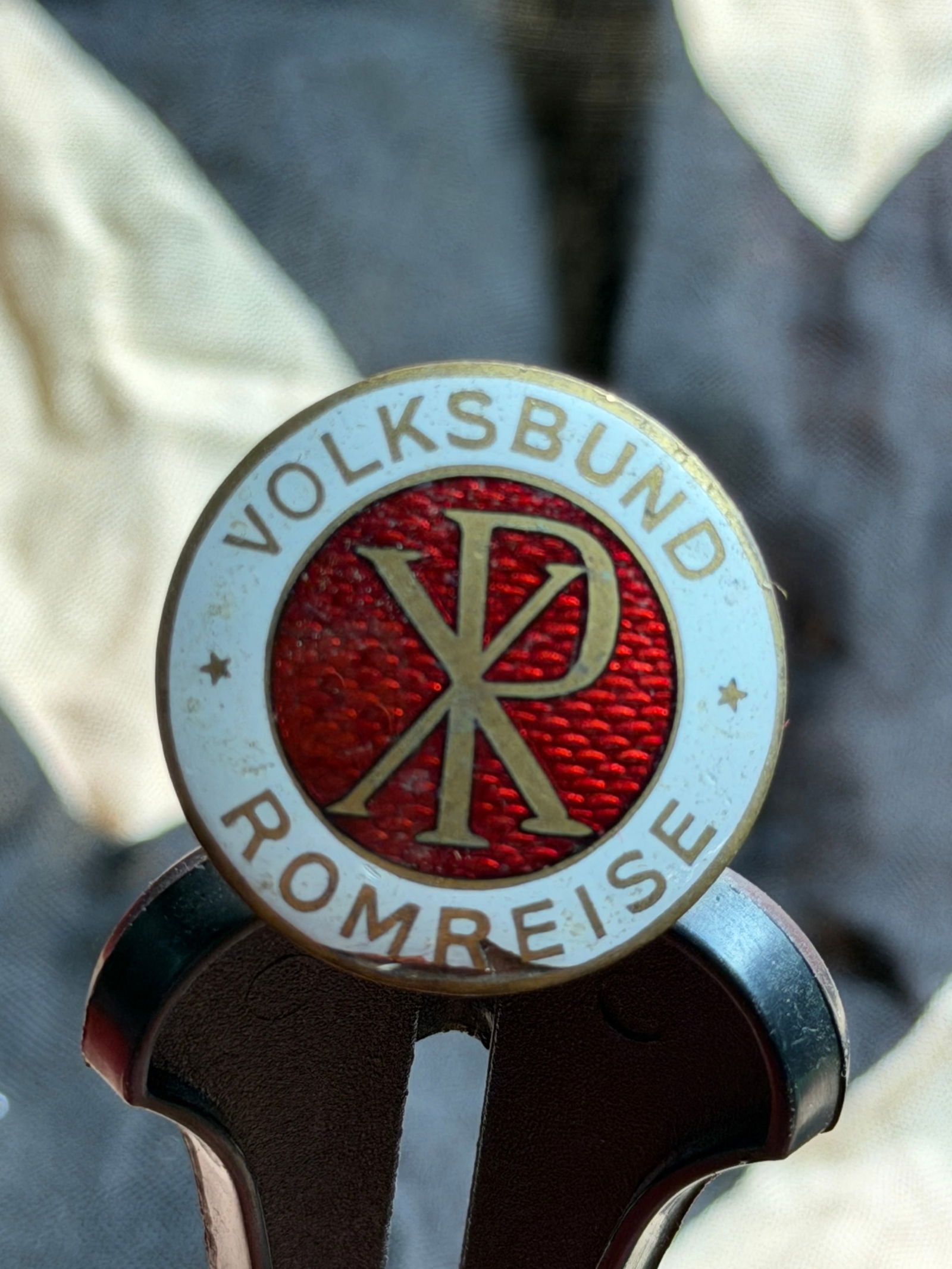 WW2 German Volksbund Romreise Membership Badge: This enamelled membership badge was issued by the Volksbund Romreise, a German cultural and travel organization active during the late 1930s. The Volksbund Romreise organized large-scale, state-sponso