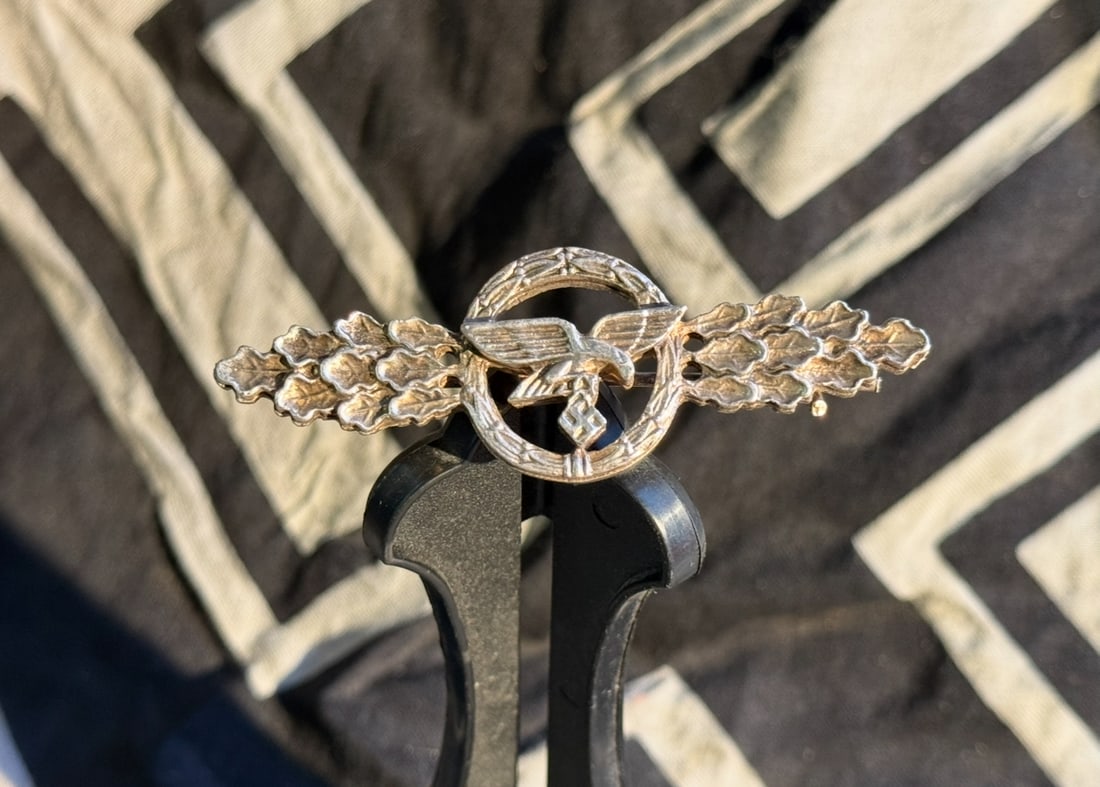 WW2 German Luftwaffe Front Flying Clasp for Transport and Glider Pilots (Silver Grade): This award is a German Luftwaffe Front Flying Clasp for Transport and Glider Pilots, Silver Grade (Frontflugspange für Transport- und Segelflieger in Silber). Instituted in 1941, the Front Flying Cla
