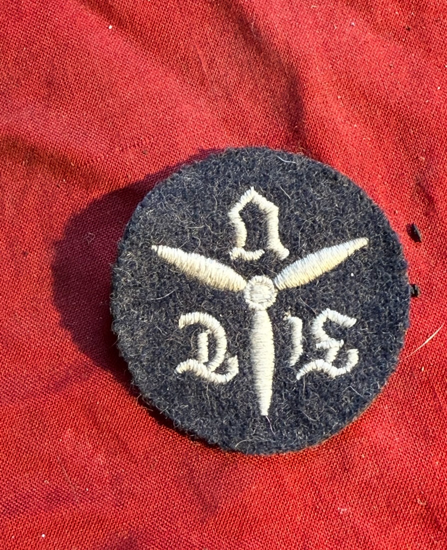 WW2 Luftwaffe Technical Training Sleeve Insignia (Former Military Student / Technical Graduate): This embroidered circular sleeve insignia is attributed to the German Luftwaffe (Air Force) during World War II and is associated with technical training or specialist qualification attained through m