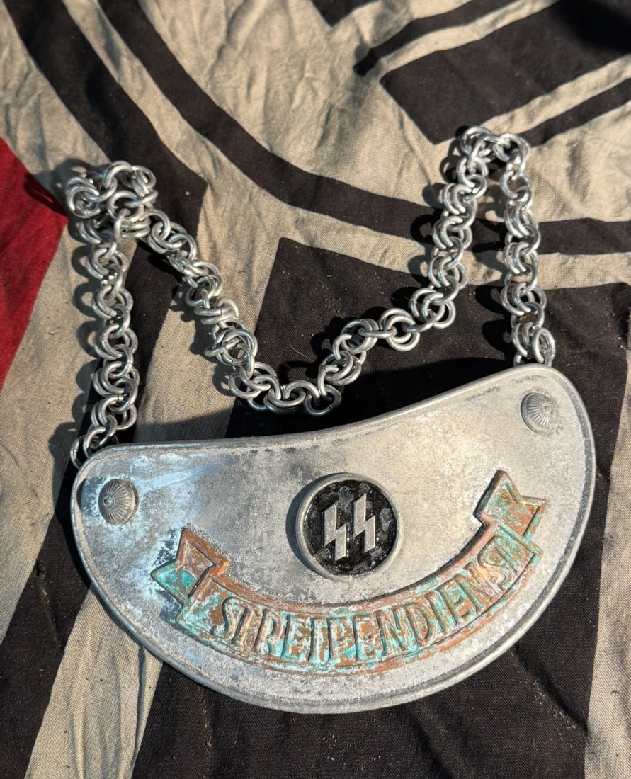 WW2 German SS Gorget (Streifendienst Identification Plate): This object is an SS Streifendienst gorget, an identification plate worn by members of the Schutzstaffel (SS) during the early years of the National Socialist regime in Germany. The crescent-shaped me