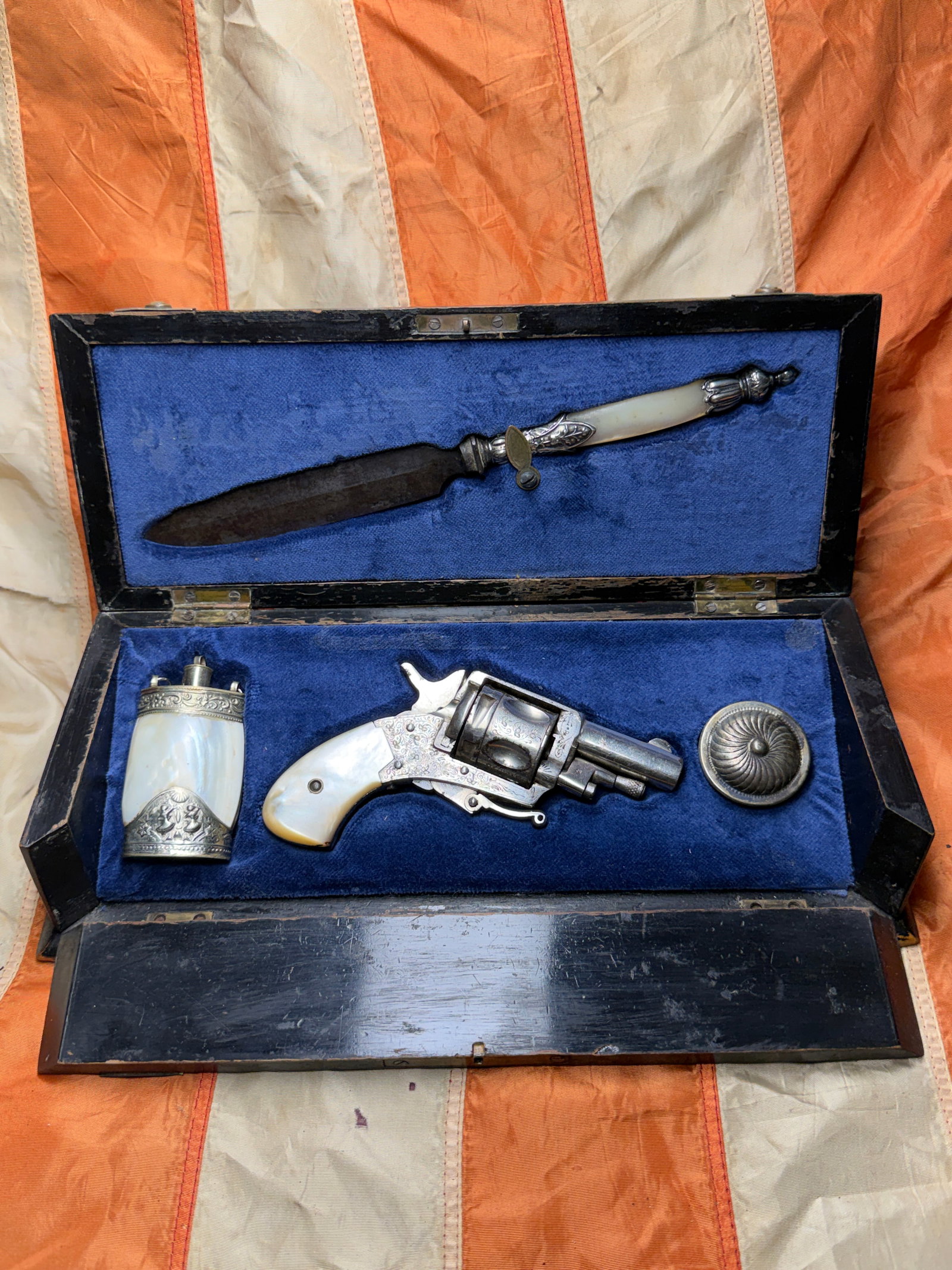 1800's Presentation Cased Percussion Pocket Revolver Set with Mother-of-Pearl & Silver-Mounted: An outstanding and scarce 19th-century American or European percussion pocket revolver presentation set, housed in its original fitted wooden case with blue velvet lining. This finely assembled ensemb