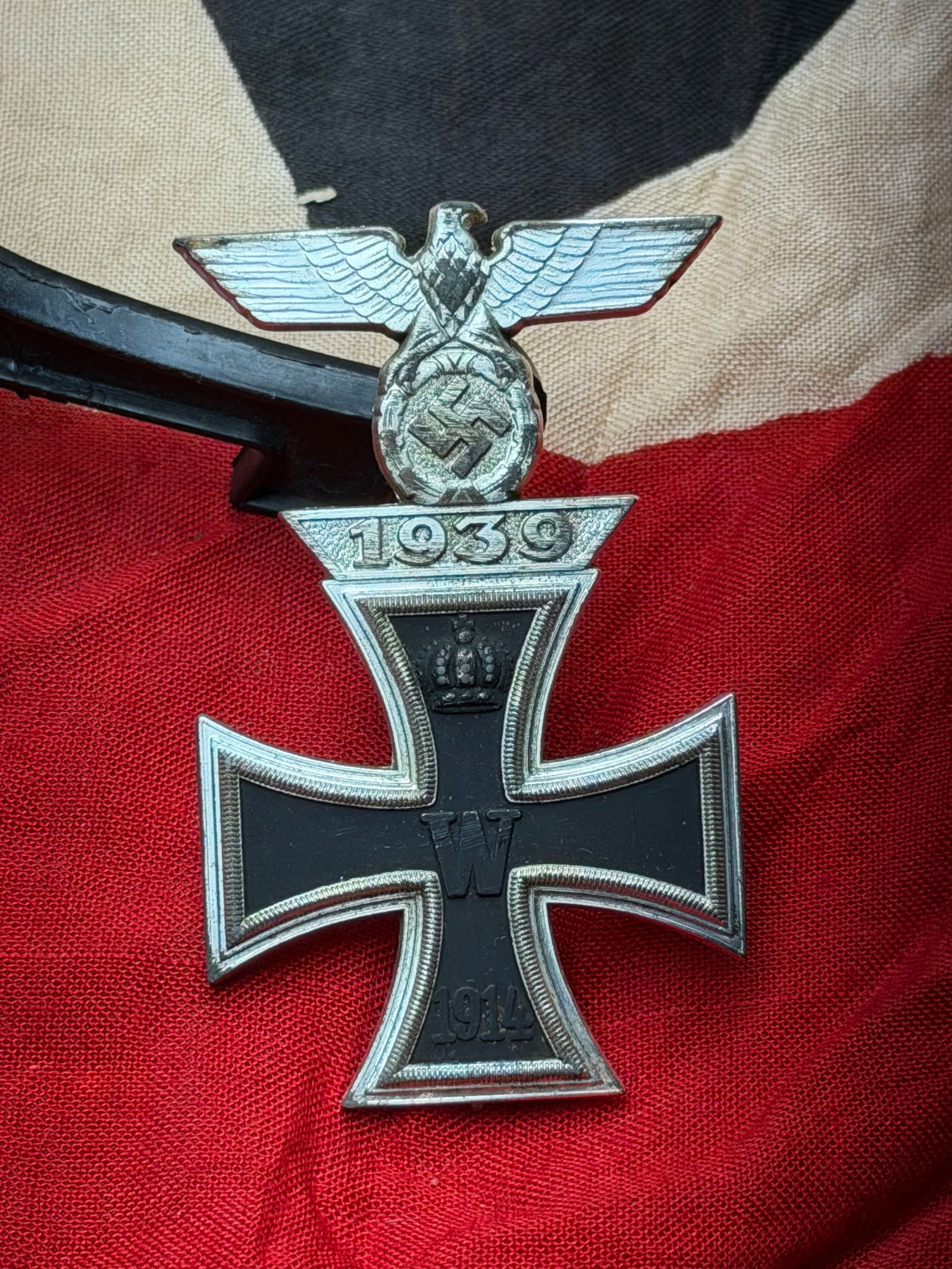 WW2 German Iron Cross And Spange, First Class (Eisernes Kreuz I. Klasse), Nazi Germany, c.: This decoration is an Iron Cross, First Class, one of Nazi Germany’s most recognizable military awards. Reintroduced in 1939 at the outset of the Second World War, the Iron Cross traced its origins