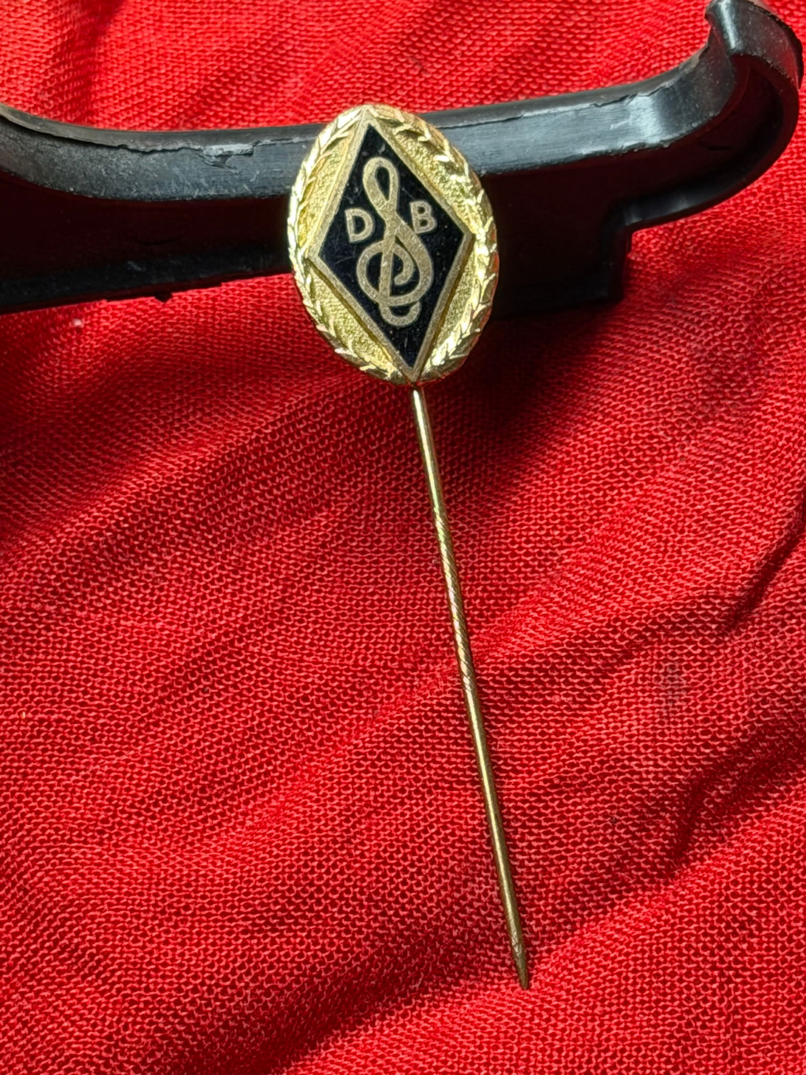 WW2 German Deutscher Sängerbund (DSB) Membership Stick Pin: Note: In-house shipping is available on all items sold by us. We do combine shipping on multiple lots. Your items will be shipped approximately 3-5 days after cleared payment. All items are sold “AS