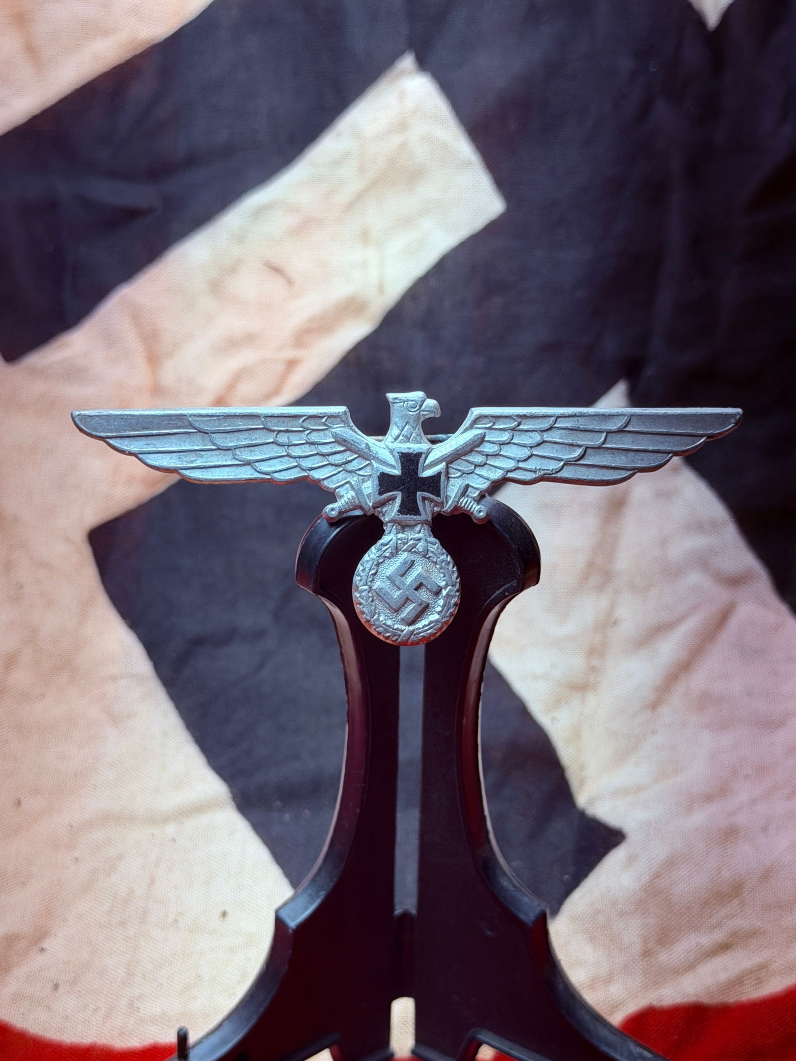 German First World War Veterans’ Association Hat Badge: This metal cap badge was worn by members of a German First World War veterans’ organization (Krieger- und Veteranenvereine) during the postwar period following 1918. Badges of this type were commonl