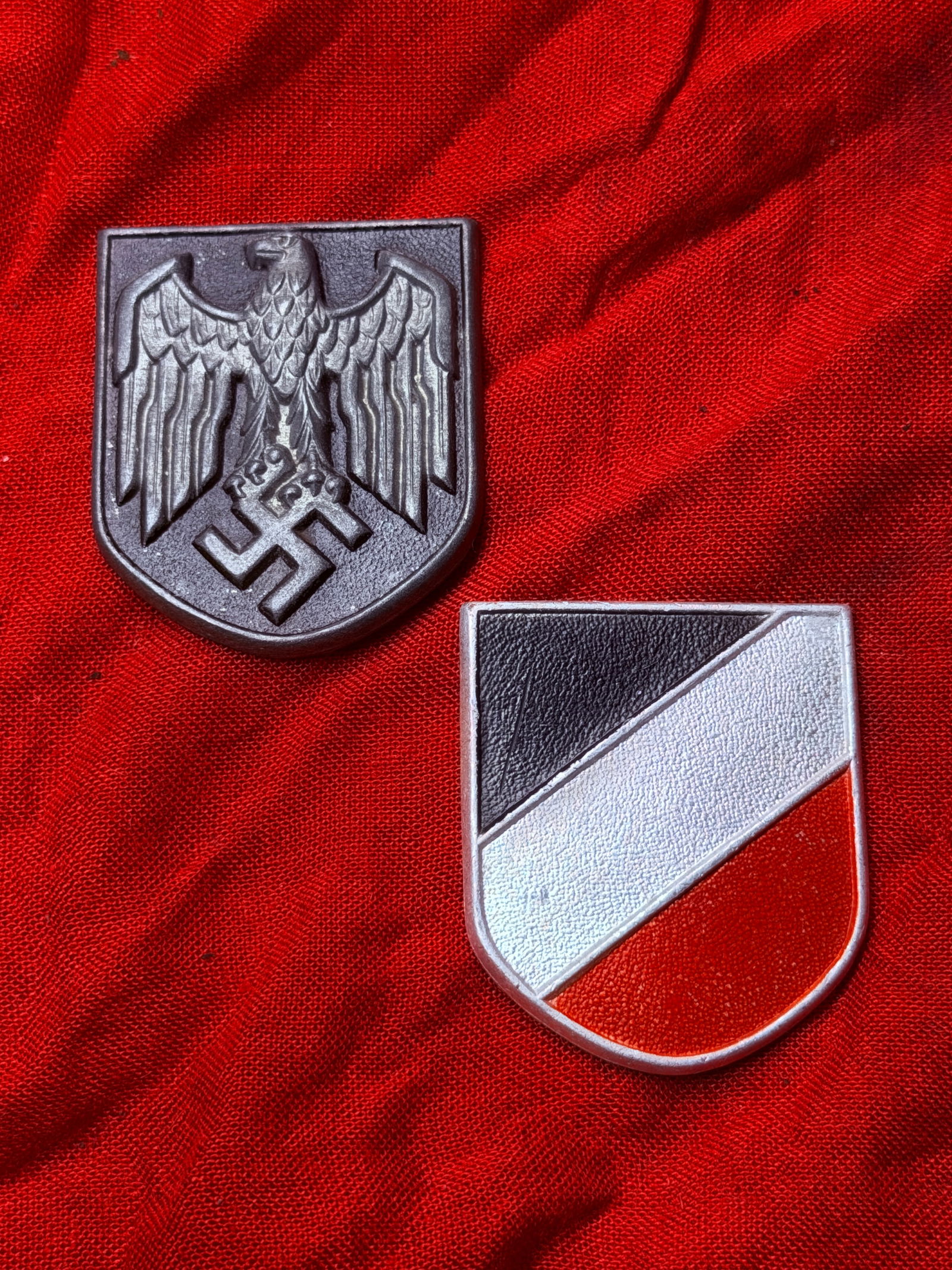 WWII German Army (Heer) MATCHING SET Tropical Pith Helmet Insignia Eagle And National: This matching insignia set was worn on the tropical pith helmet (Tropenhelm) issued to soldiers of the German Army (Heer) during the Second World War, particularly in North Africa, the Mediterranean,