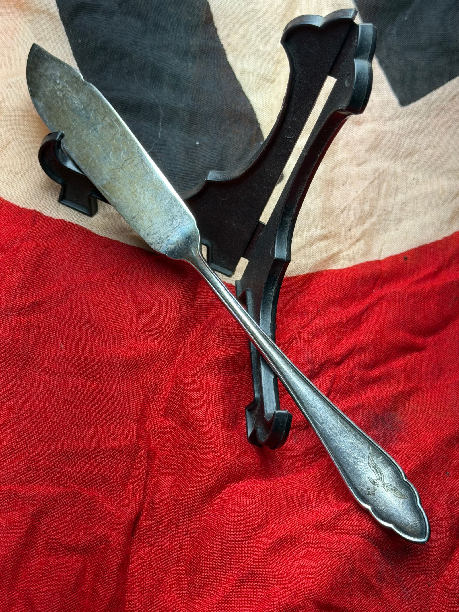 WW2 German Tableware of the Third Reich: Luftwaffe-Pattern Serving Knife: This metal serving knife dates to the period of National Socialist Germany (1933–1945) and bears the Reich eagle clutching a wreath enclosing a swastika, a state emblem widely applied to official an