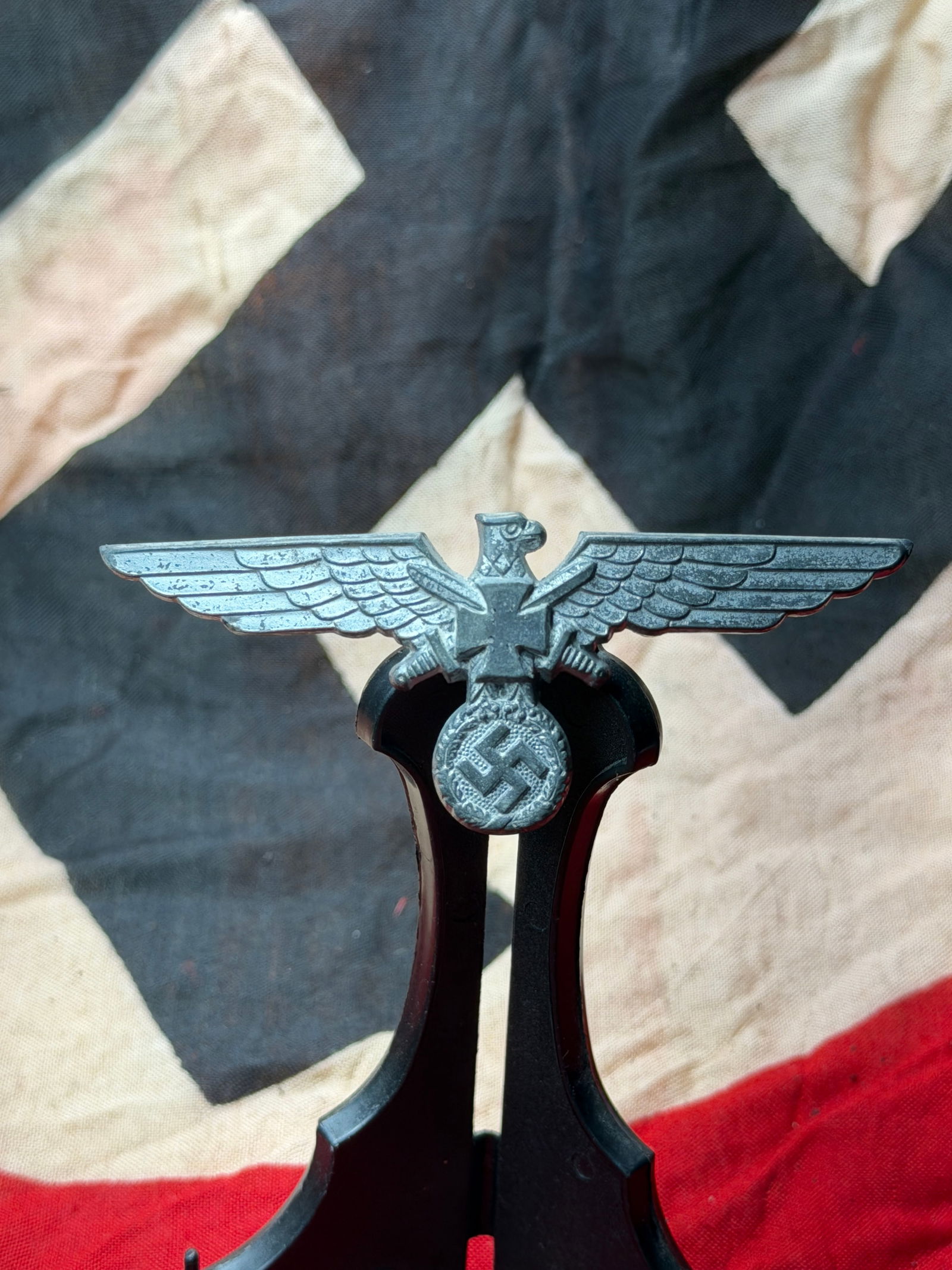 German First World War Veterans’ Hat Badge (Kyffhäuserbund / Frontkämpfer Era): This metal hat badge was worn by German World War I veterans in the postwar period, most commonly associated with veterans’ organizations such as the Kyffhäuserbund and related Frontkämpfer (front
