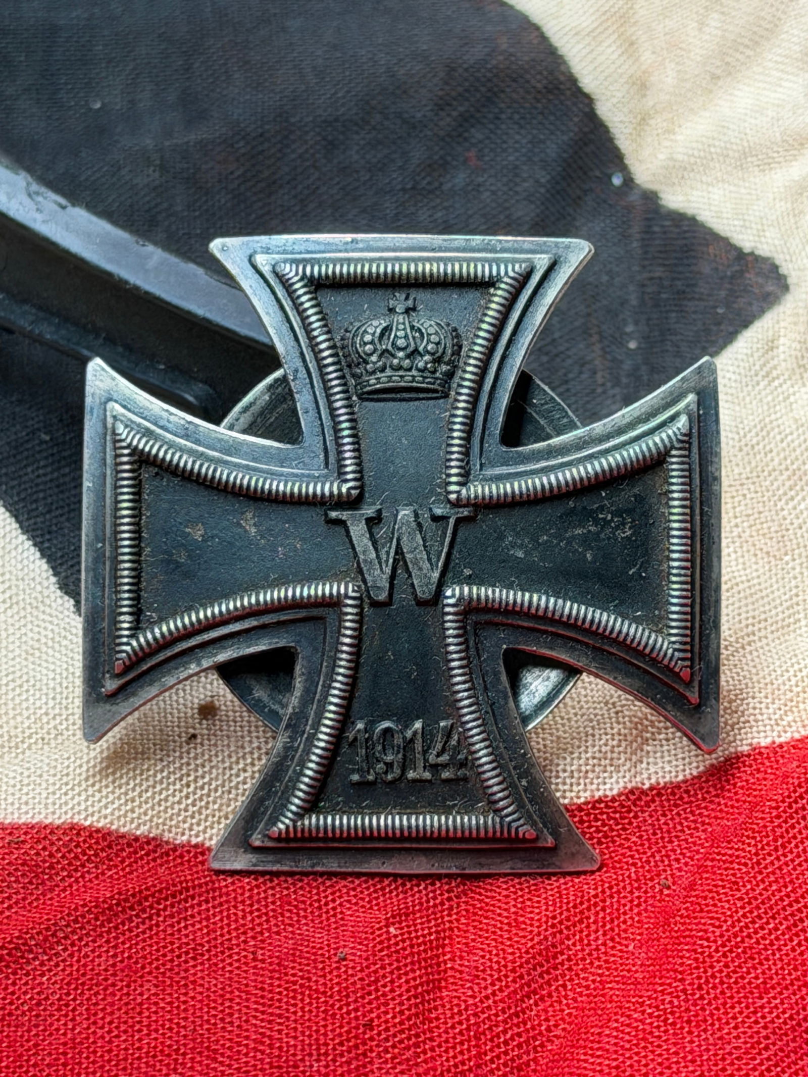 WW1 Imperial German 800 Silver Iron Cross, 1st Class (1914) — Veteran Bring-Back With COA: This is an Imperial German Iron Cross, First Class (Eisernes Kreuz 1. Klasse), dated 1914, awarded during the First World War for acts of bravery or distinguished military service. Comes with a vet br