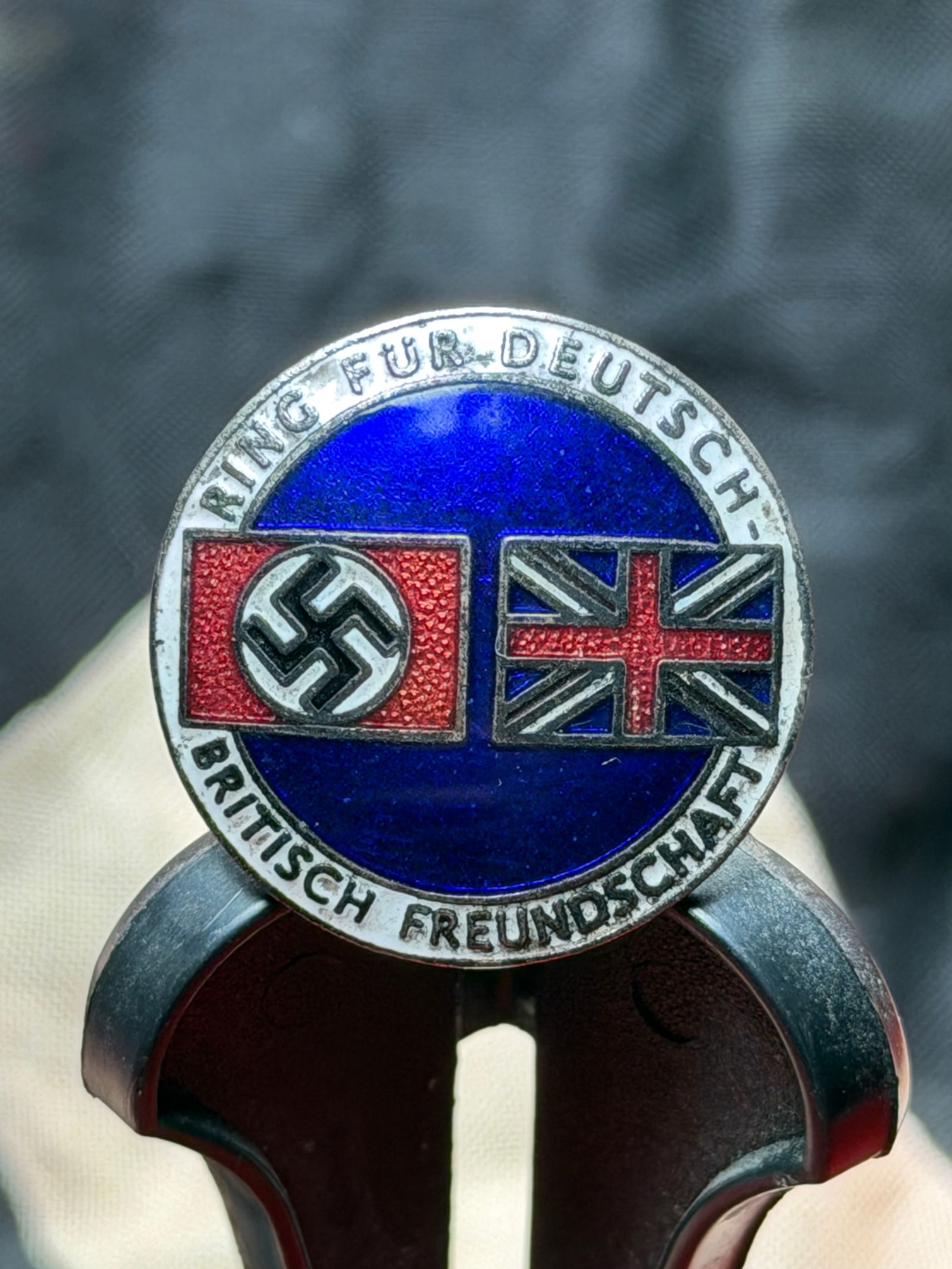 WW2 German British Friendship Badge (Ring für Deutsch-Britische Freundschaft): “Ring für Deutsch-Britische Freundschaft” (“Circle for German–British Friendship”) and “Britisch Freundschaft”, surrounding paired national symbols of Nazi Germany and the U