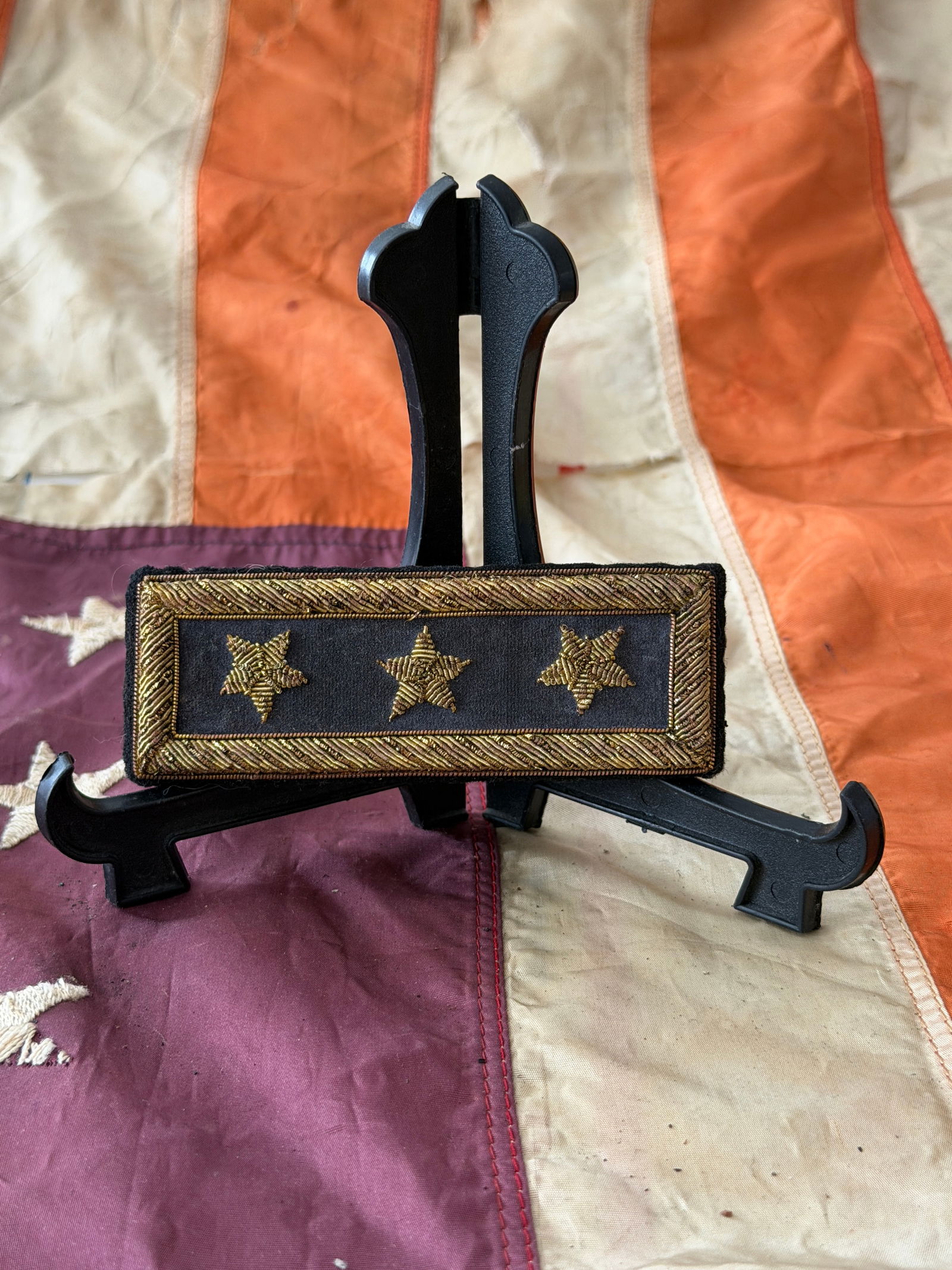 Civil War Union Army Major General’s Shoulder Board (Three-Star Insignia): This shoulder board represents the rank of Major General in the Union Army during the American Civil War (1861–1865). The three embroidered five-pointed stars, executed in gold bullion thread, denot