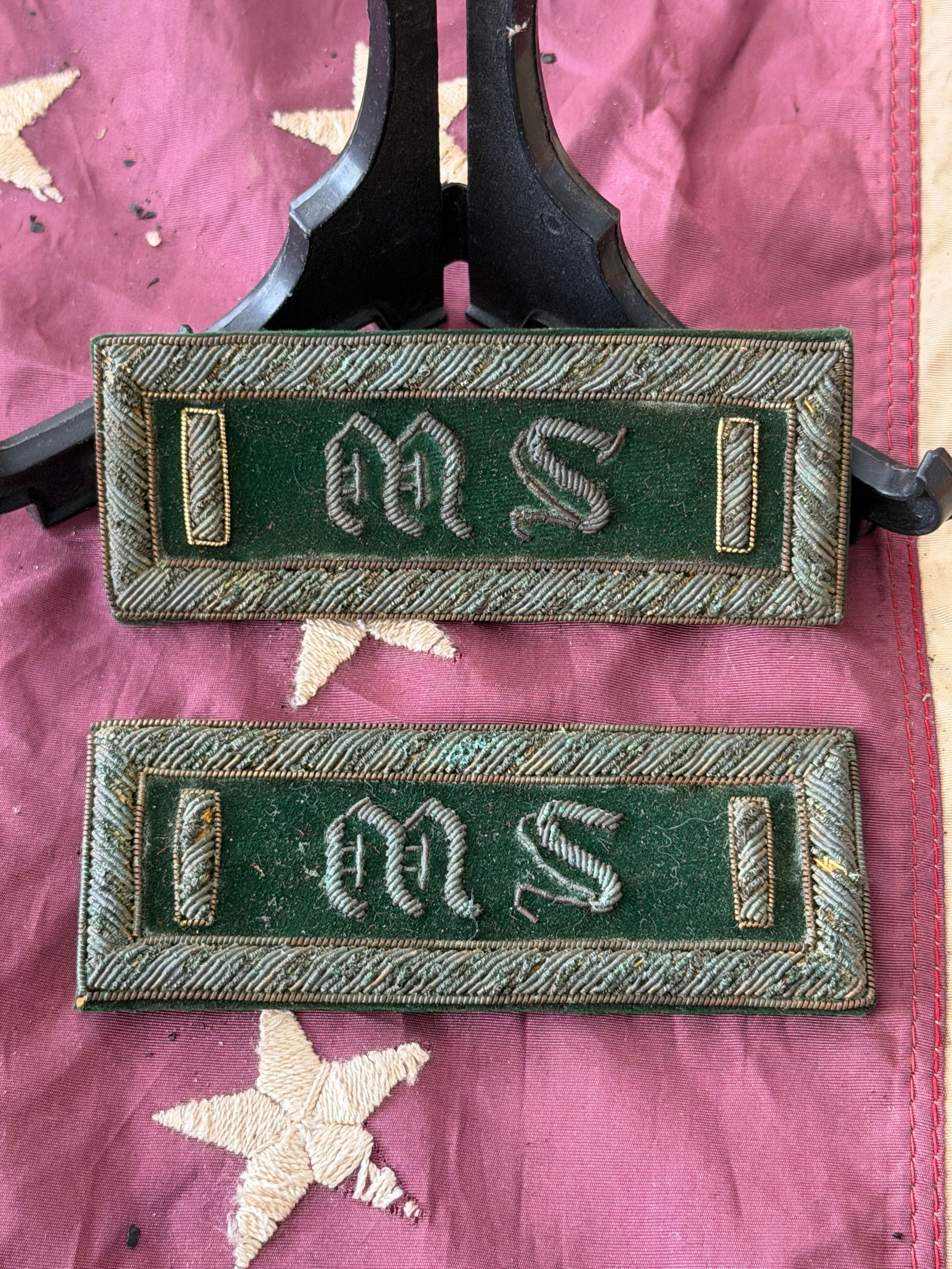 Union Army Medical Service Shoulder Boards – First Lieutenant (Civil War Era): This matched pair of Civil War–era U.S. Army Medical Service shoulder boards represents the rank of First Lieutenant, worn by medical officers serving the Union Army between 1861 and 1865. Construct