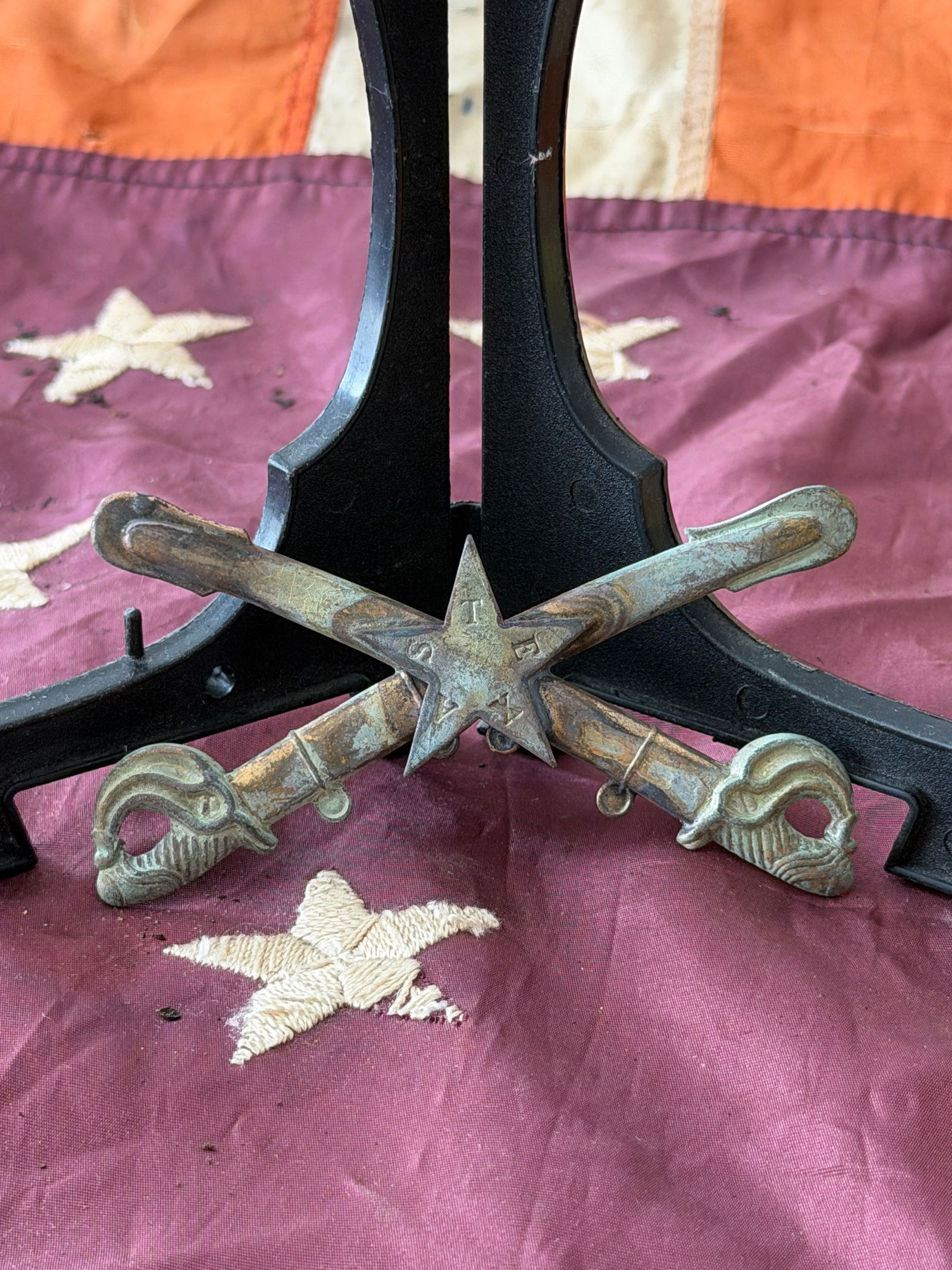 Civil War Confederate CSA Texas Headgear Badge Insignia: This rare headgear badge was worn by a cavalryman serving in the Confederate States Army, most likely with a Texas cavalry unit during the American Civil War (1861–1865). The insignia features cross