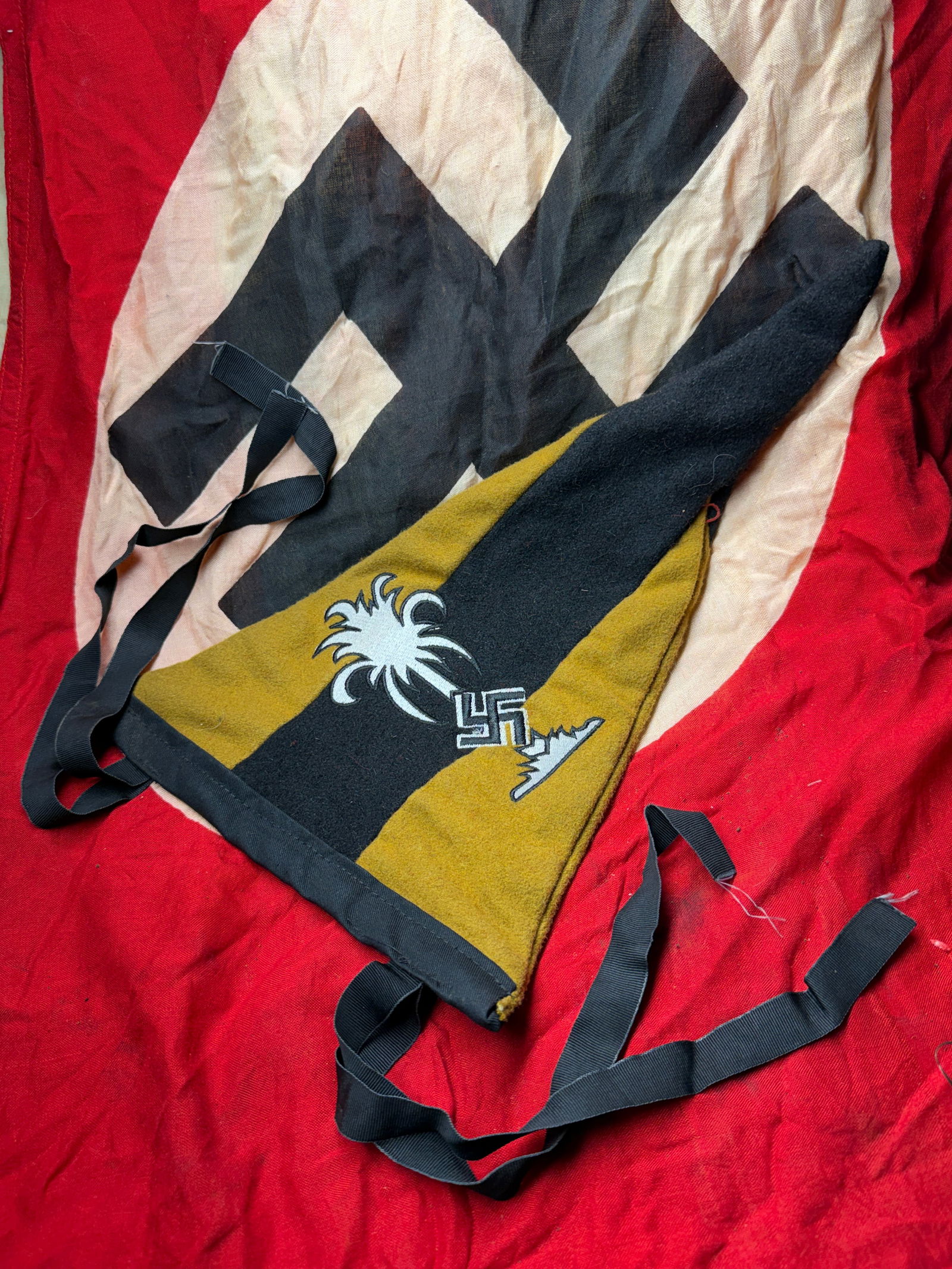 WW2 German Afrika Korps Vehicle/Unit Pennant (Deutsches Afrikakorps), c. 1941–1943: This triangular wool pennant is associated with the German Deutsches Afrikakorps (DAK), the expeditionary force deployed to North Africa during the Second World War. The pennant features the palm tree
