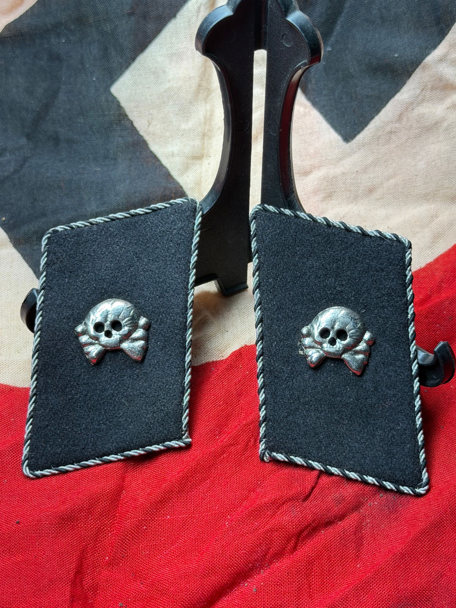 WW2 German Waffen-SS Collar Tabs with Totenkopf Insignia: This matched pair of black wool collar tabs bears the Totenkopf (skull and crossbones), the emblem historically associated with the Waffen-SS, most notably units originating from the SS-Totenkopfverb�