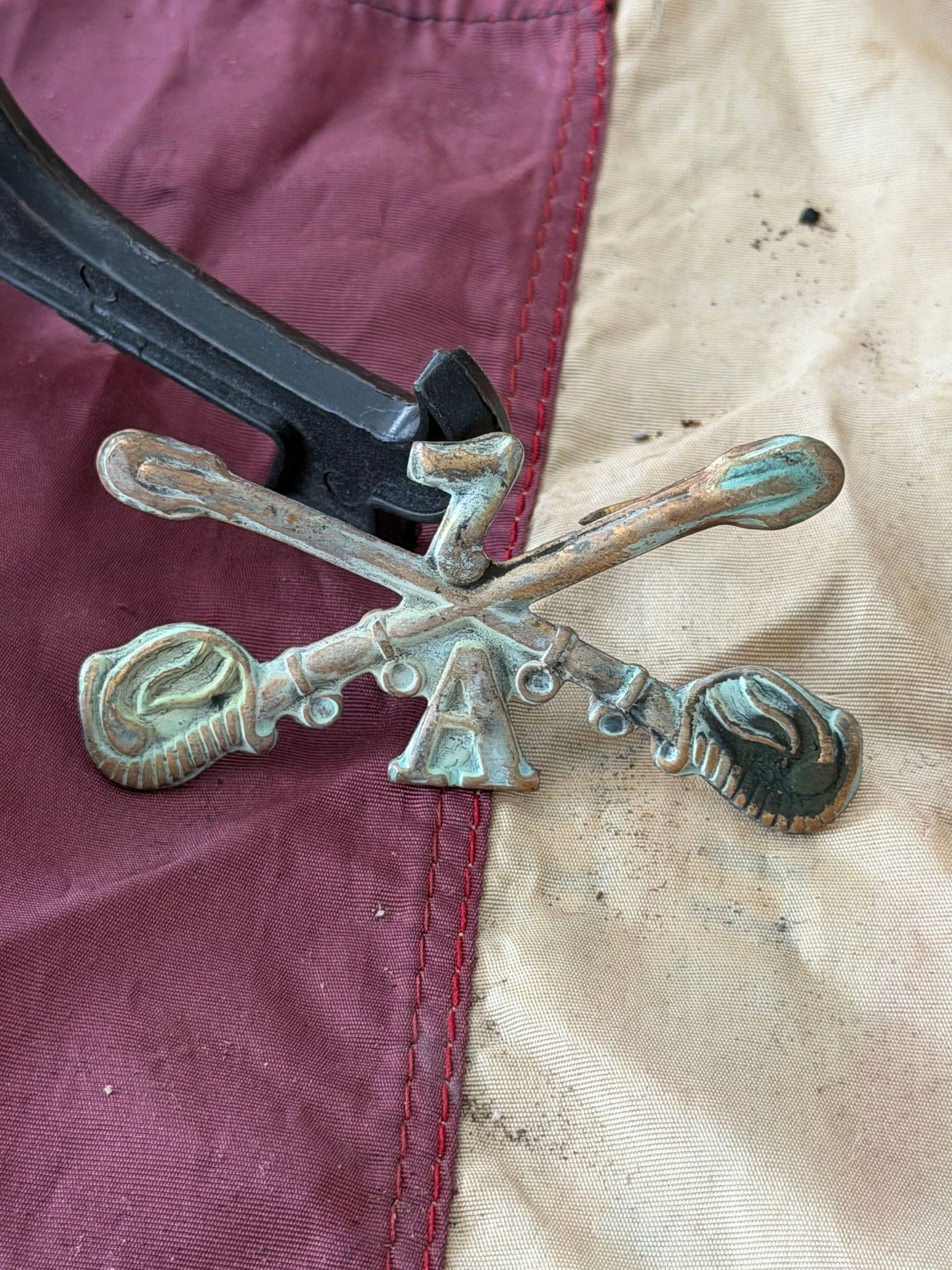 7th U.S. Cavalry Headgear Badge (Indian Wars Era) Custer's Cavalry: This cast brass headgear badge dates to the post–Civil War Indian Wars period and is associated with the 7th United States Cavalry, the regiment famously commanded by Lt. Col. George A. Custer. The