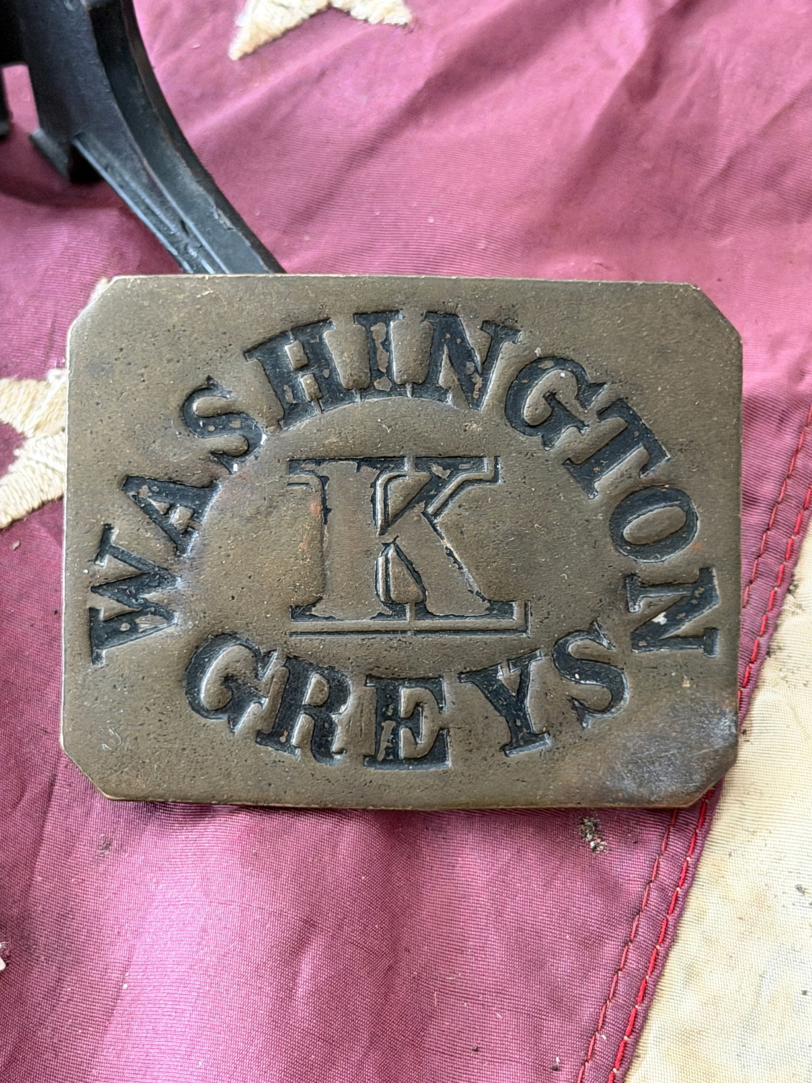 Rare Civil War Era Washington Greys “K?? Belt Plate – Wilkinson Port Maker – Pre-War Militia: Civil War–era Washington Greys belt plate, a highly desirable and collectible piece of American pre-war and early Civil War militia history. This rectangular brass belt plate features the raised ins