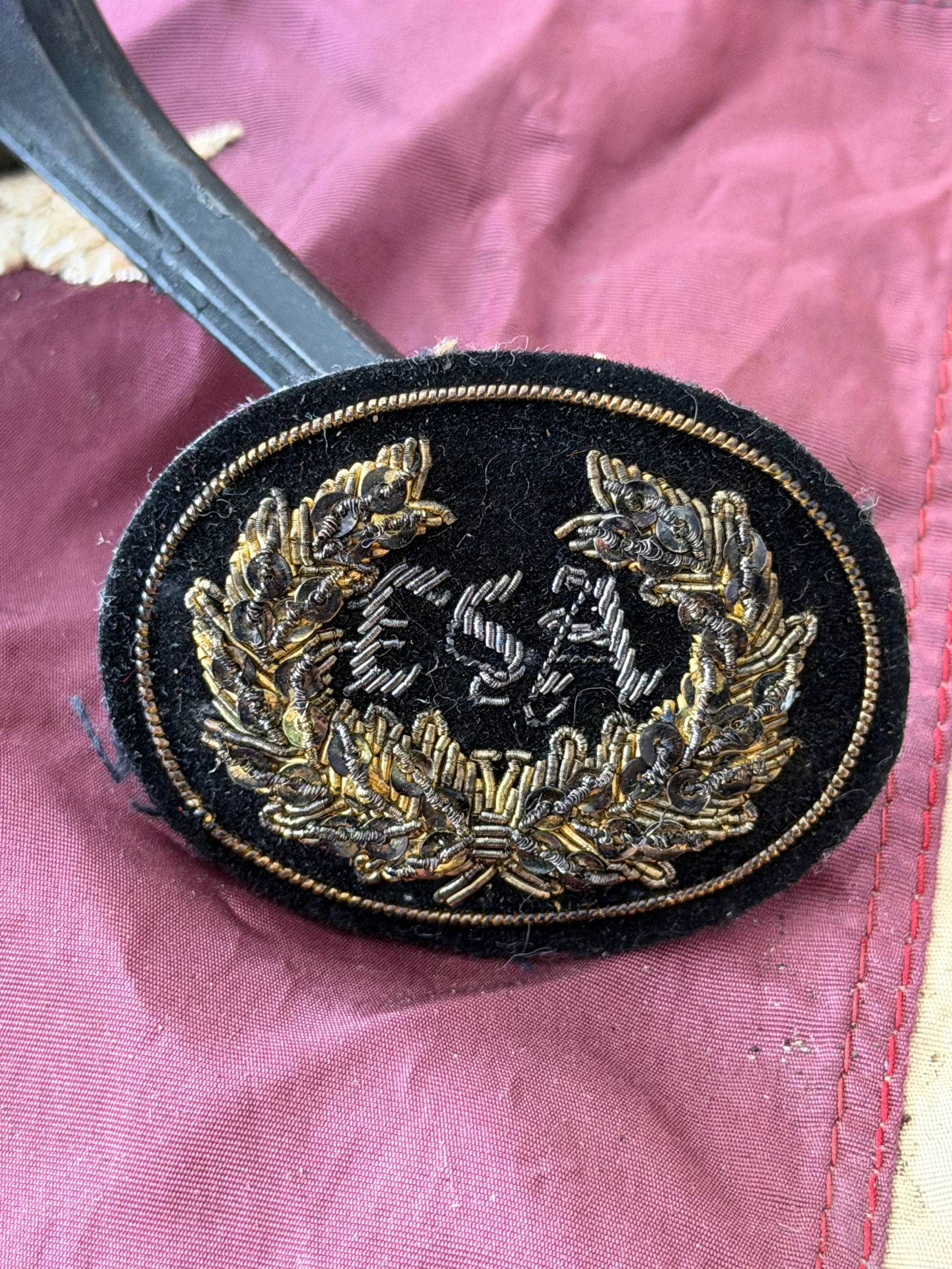 Civil War Confederate CSA Bullion Embroidered Cloth Badge – Laurel Wreath Insignia: American Civil War–era Confederate (CSA) embroidered bullion cloth badge. This oval insignia features a hand-embroidered laurel wreath executed in gold bullion wire on a black wool/felt ground, with