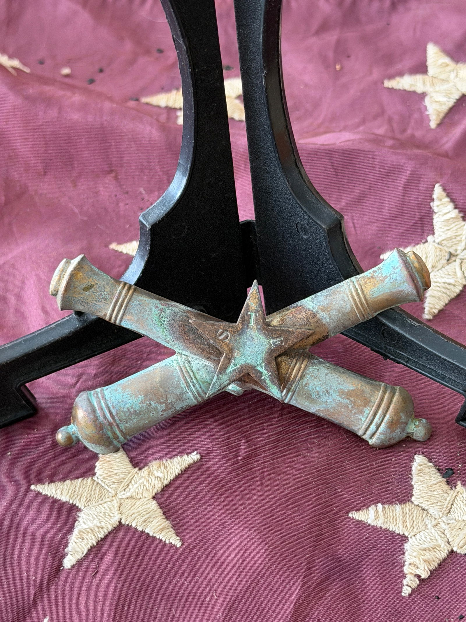 Civil War Confederate Texas Heavy Artillery Headgear Insignia (Crossed Cannons with Star): Cast metal headgear insignia attributed to the Texas Heavy Artillery, Confederate States of America, during the American Civil War (1861–1865). The device features crossed cannons surmounted by a fi