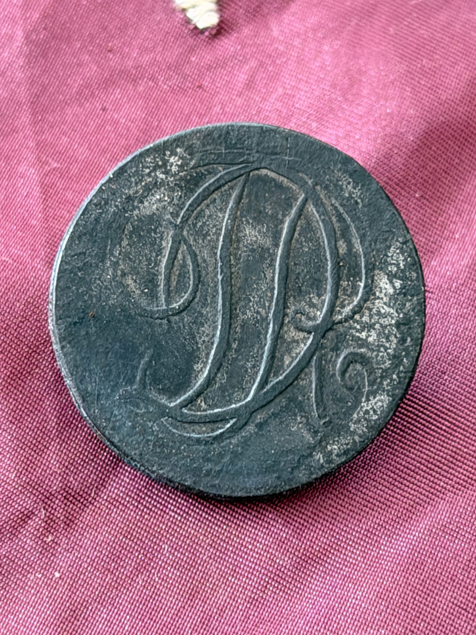 Delaware State Pewter Uniform Button, Revolutionary War Era: This rare pewter uniform button dates to the American Revolutionary War and is attributed to Delaware state forces, whose soldiers earned lasting fame as the “Delaware Blues.” The front bears