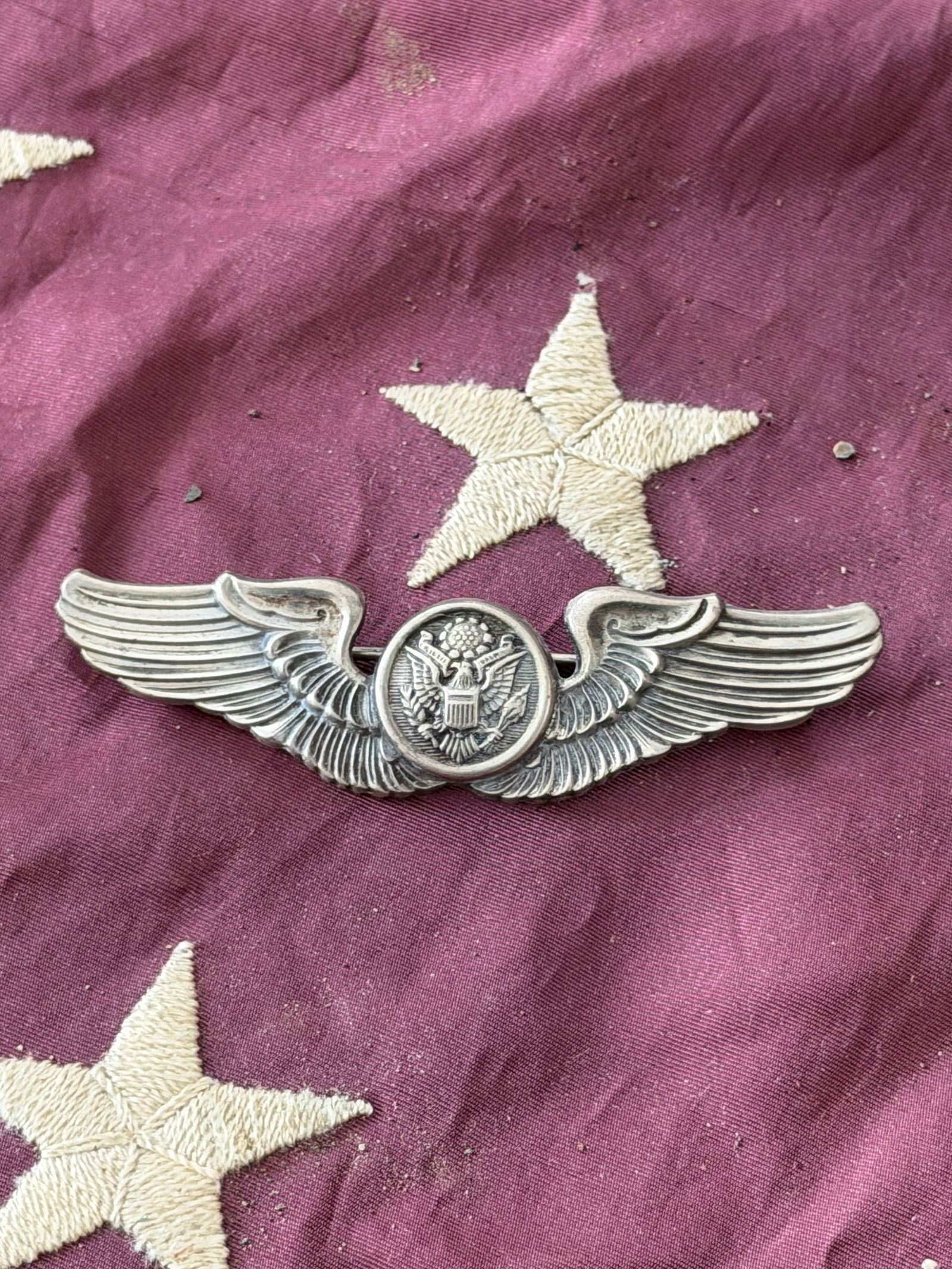 WW2 U.S. Army Aircrew Wings (Sterling Silver Qualification Badge): This sterling silver U.S. Army Aircrew Wings badge represents qualification as an Army aviation aircrew member, a role requiring specialized training and operational service aboard military aircraft.