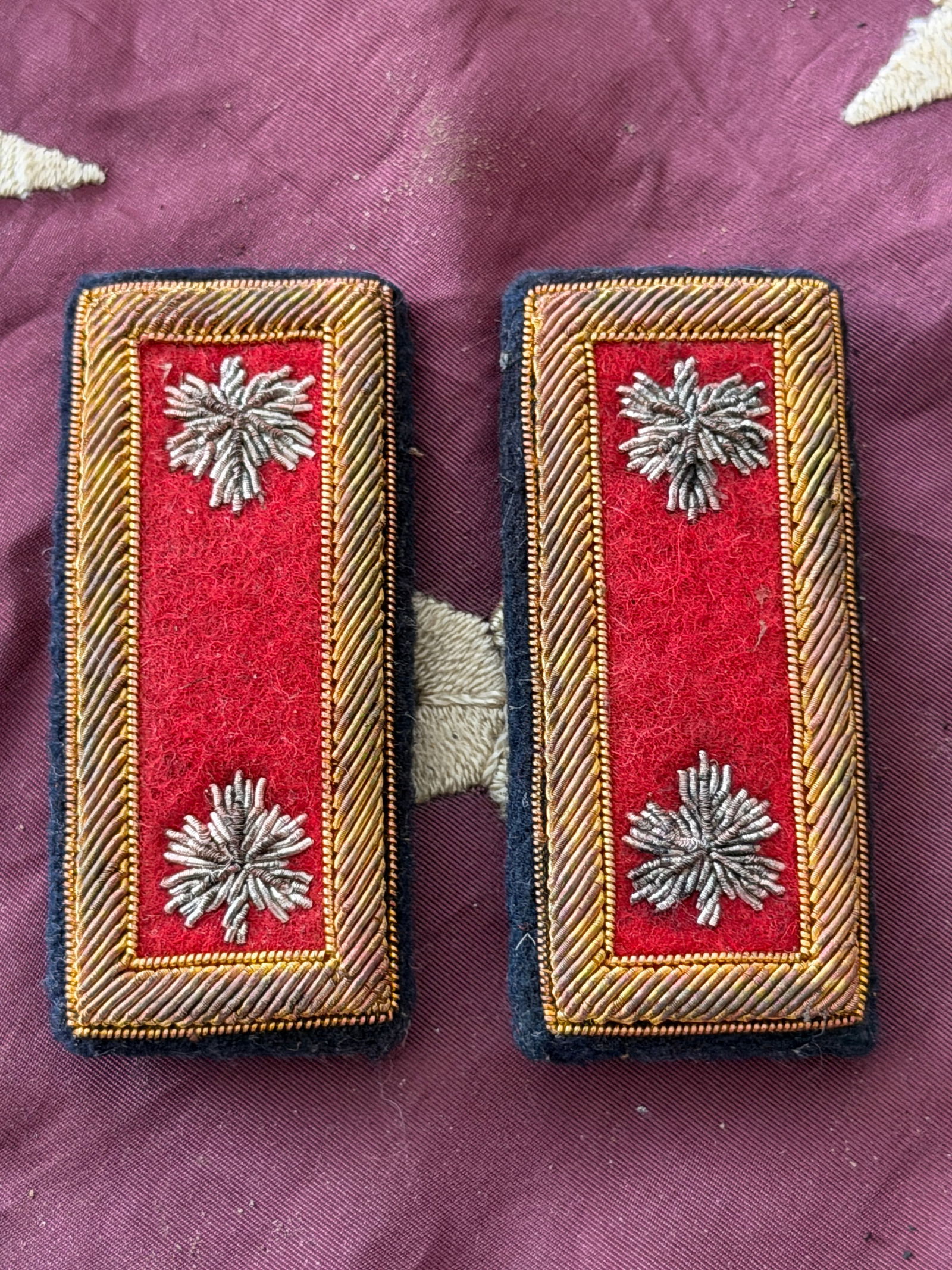 Rare Civil War Artillery Major’s Shoulder Boards Straps: This matched pair of embroidered shoulder boards represents the rank insignia of a Major of Artillery during the American Civil War (1861–1865). Constructed of wool backing with a rich red felt cent