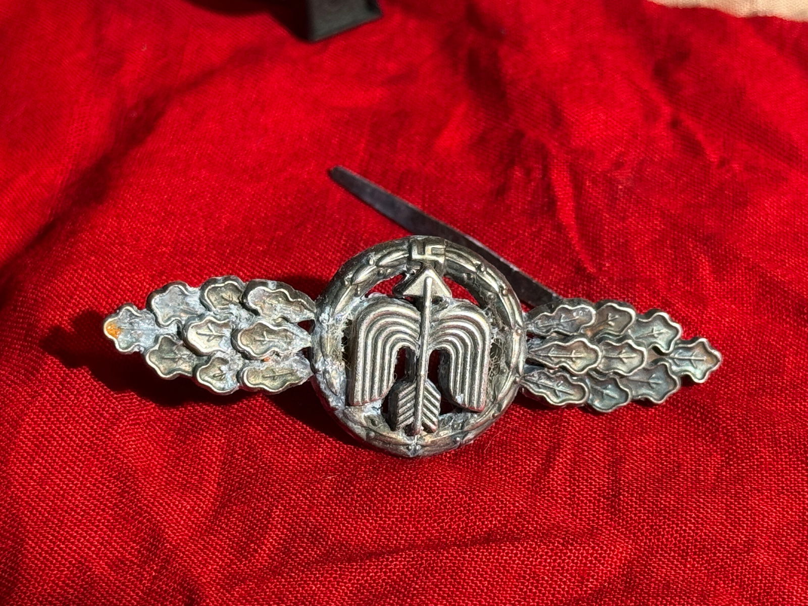 WW2 German Luftwaffe Day Fighter Clasp (Frontflugspange für Jagdflieger), WWII Era: World War II–era Luftwaffe Day Fighter Clasp, awarded to fighter pilots who completed a required number of operational combat missions. The badge features a central circular wreath with a winged arr