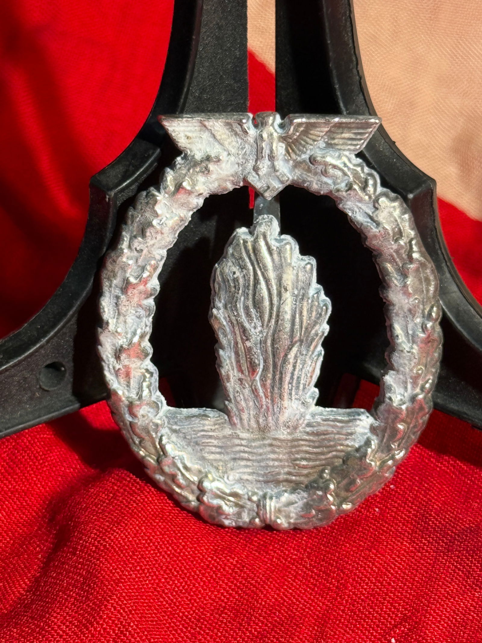 German Kriegsmarine Minesweeper War Badge (Minenräum-Kriegsabzeichen), WWII Era BY R.S.: R.S. Maker Marked World War II–era Kriegsmarine Minesweeper War Badge, awarded to members of the German Navy who served on minesweeping, submarine-chasing, and escort vessels. The design features a