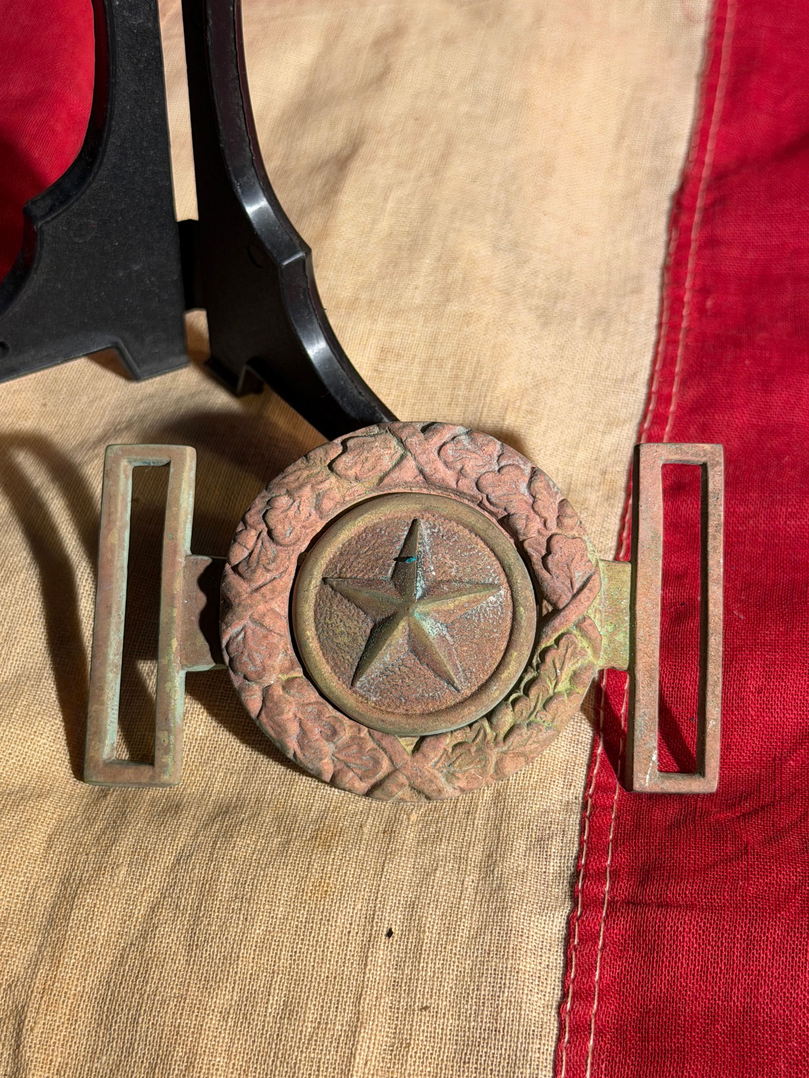 Confederate States Texas Army Waist Belt Buckle (CS Star Pattern), American Civil War: Cast brass waist belt buckle of the Confederate States Army, featuring a five-pointed star within a circular wreath of oak leaves. This pattern was commonly used by Confederate soldiers during the Ame