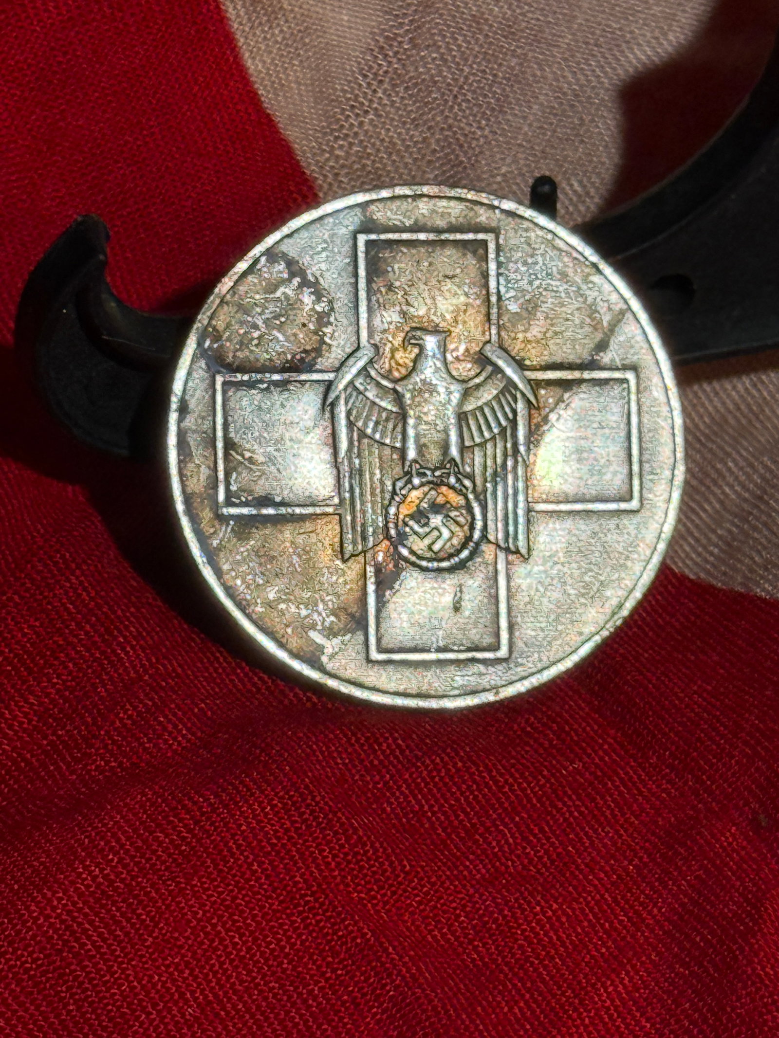 WW2 German Medal for German National Welfare (Medaille für deutsche Volkspflege), Nazi Germany, c.: Circular silvered service medal awarded for contributions to social welfare and charitable activities in Nazi Germany. Instituted on 1 May 1939 as part of the Social Welfare Decoration (Ehrenzeichen f