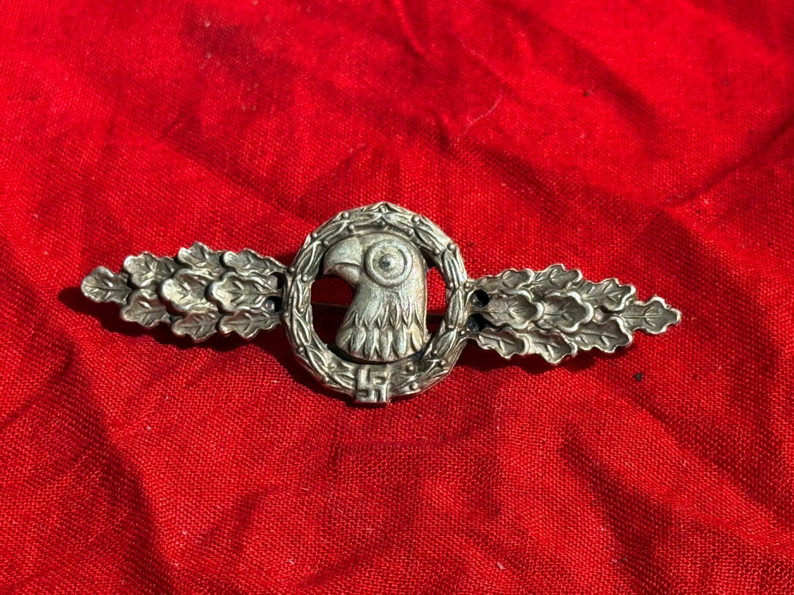 WW2 German Luftwaffe Reconnaissance Operational Flying Clasp, Silver Grade with “15?? Missions: Silver-grade Luftwaffe Reconnaissance Flying Clasp (Frontflugspange für Aufklärer) awarded to German reconnaissance aircrew during the Second World War. Instituted in January 1941, the clasp recogni