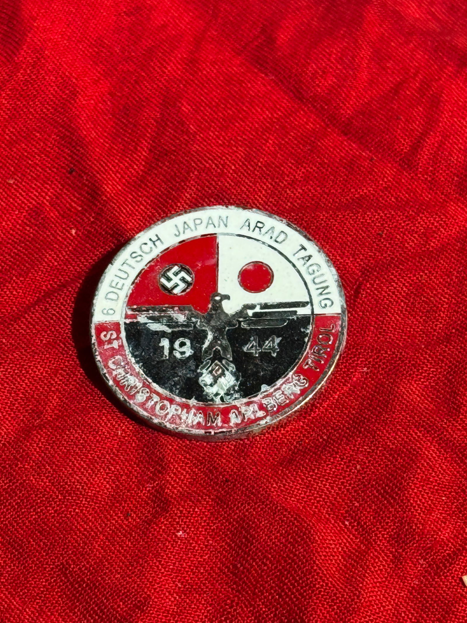 WW2 German 6th German–Japan Friendship Meeting Commemorative Badge, Berlin, 1944 By RZM m1/122: Small enamel German–Japanese friendship meeting badge commemorating the 6th German–Japan Meeting (6. Deutsch-Japan-Tagung) held in Berlin in 1944 during the Second World War. The circular badge di