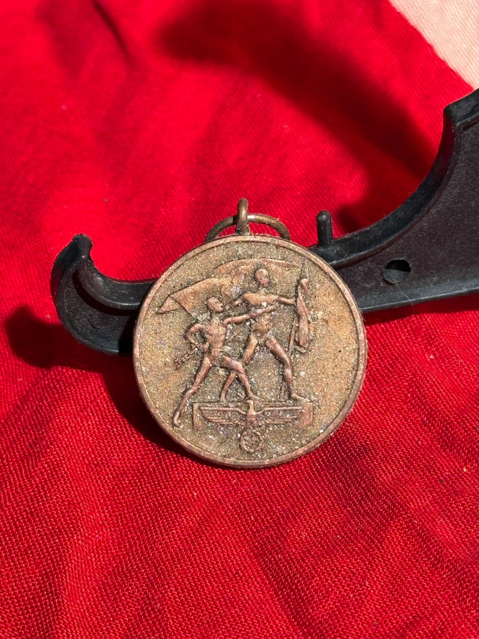 WW2 German “Ein Volk, Ein Reich, Ein Führer?? Commemorative Medal, 1938: Bronze political commemorative medal dated 1 October 1938, bearing the inscription “Ein Volk, Ein Reich, Ein Führer”, a slogan used by the Nazi regime to promote German national unity. The ob