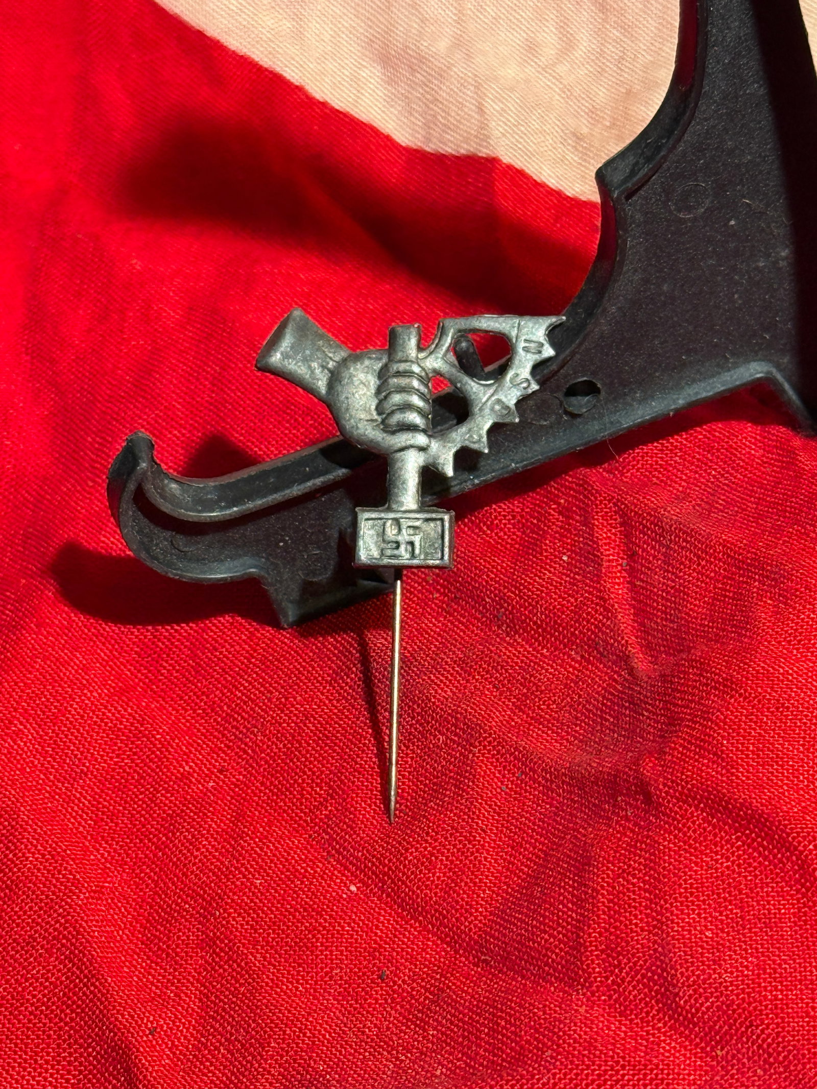 WW2 German NS-RKB Veteran Association Stick Pin, Third Reich Period: Small lapel stick pin associated with the NS-Reichskriegerbund Kyffhäuser (NS-RKB), the National Socialist war veterans’ organization active in Germany during the 1930s–1945. The design features 