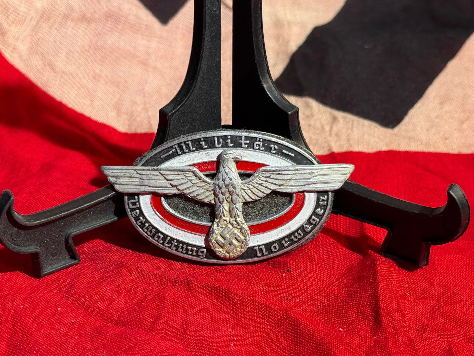 WW2 German “Militär-Verdienst Norwegen?? Commemorative Badge Marked 216: Medal commemorative badge featuring a Reich eagle clutching a swastika over an oval emblem, surrounded by the inscription “Militär-Verdienst Norwegen” (Military Merit Norway). Badges of this 