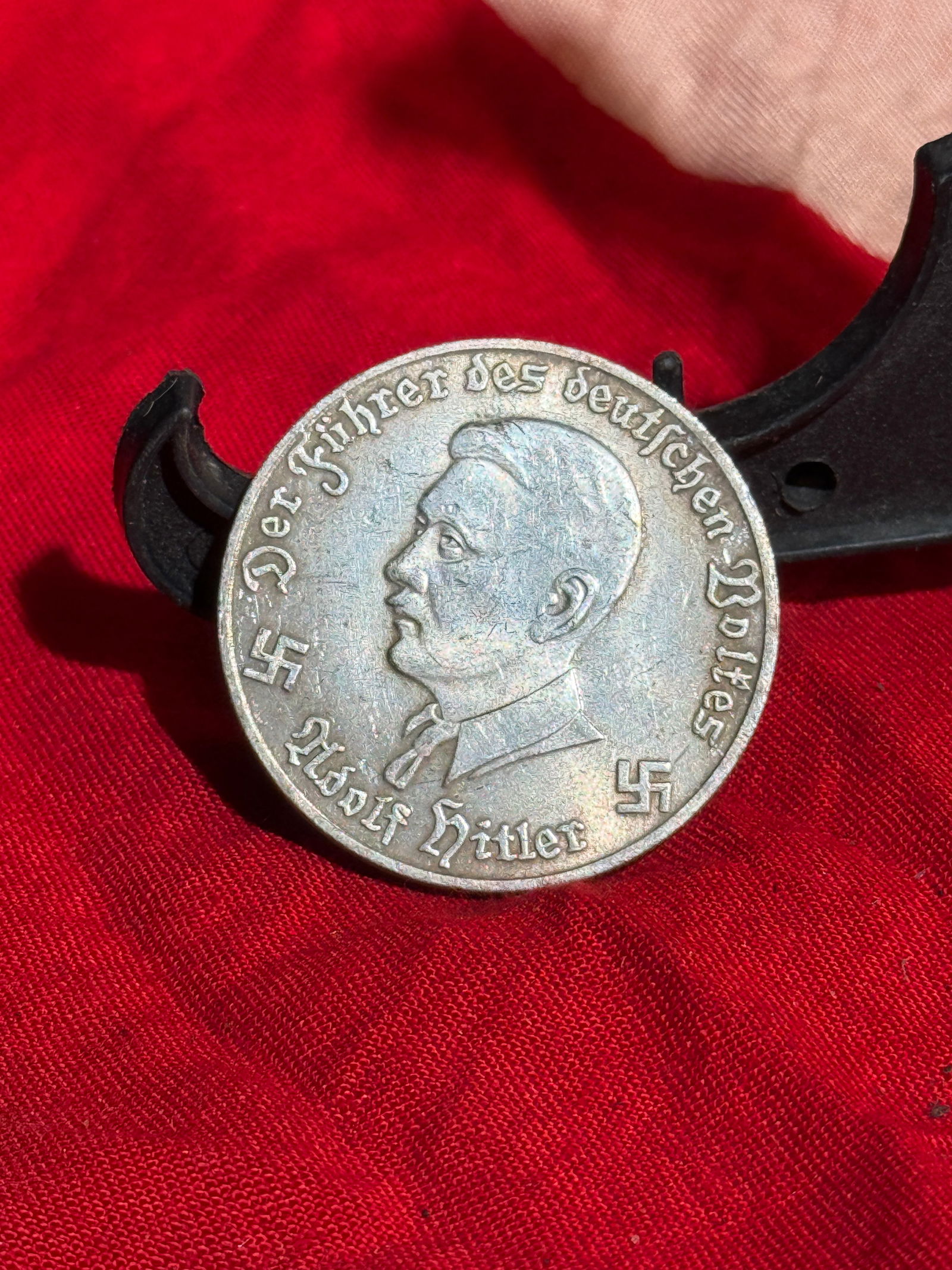 WW2 German Commemorative Medal – Reichs 10 Mark, 1941: This commemorative medal depicts a profile portrait of Adolf Hitler surrounded by the inscription “Der Führer des deutschen Volkes Adolf Hitler,” meaning “The Leader of the German